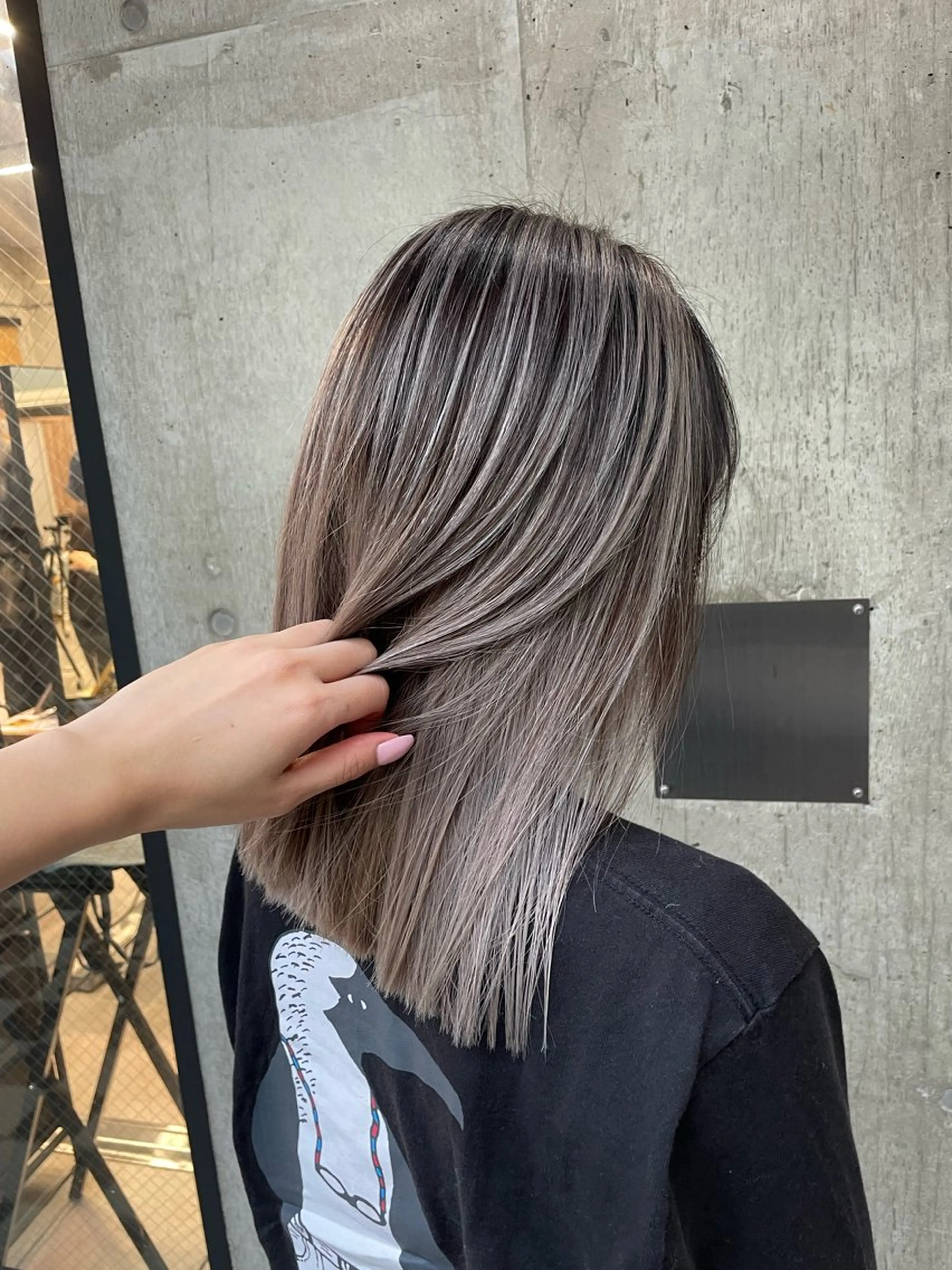 セミロング レイヤーカット 🫧ハイライトカラー 🫧 𝓜𝓘𝓤のヘアスタイル