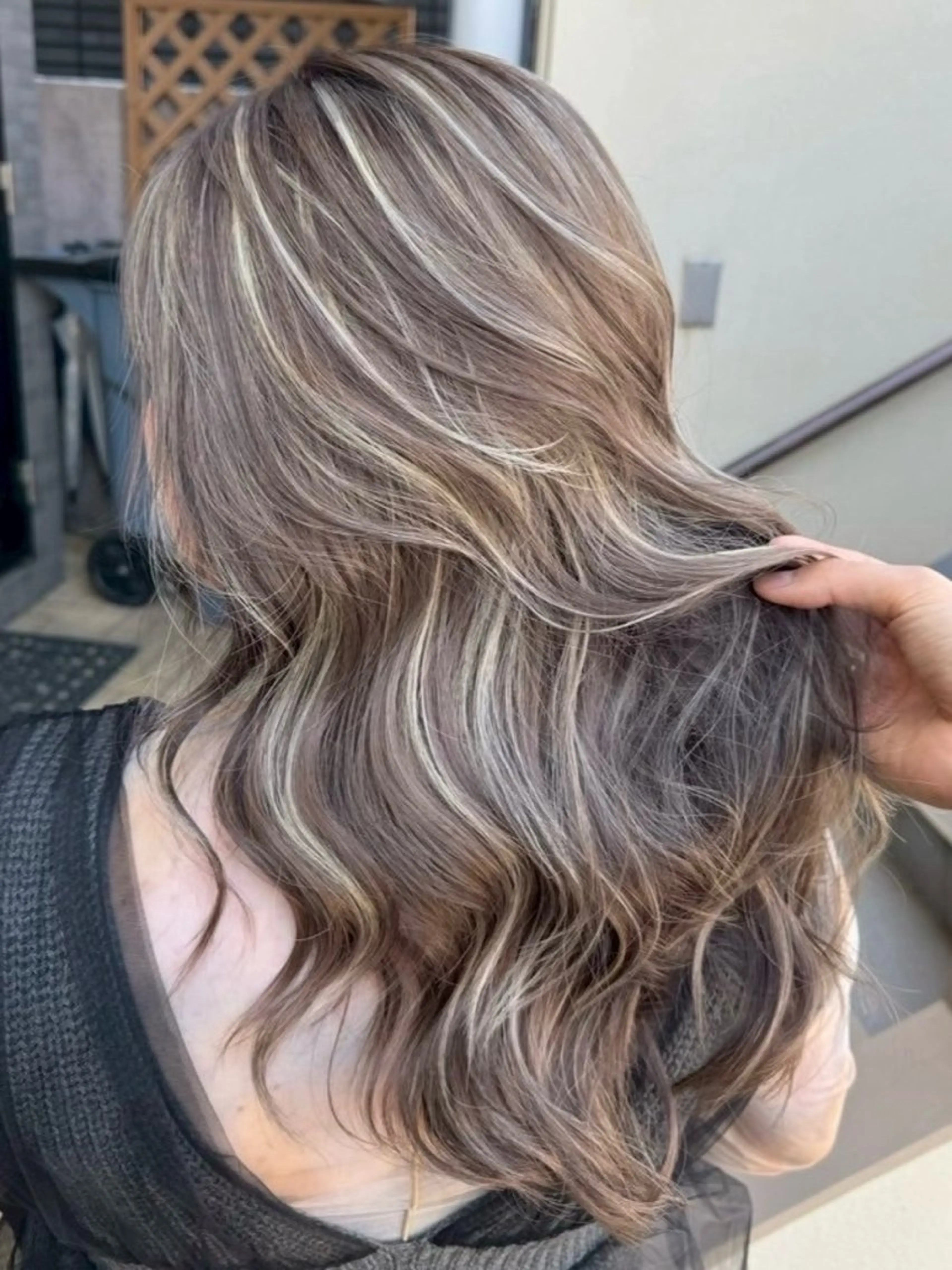 ロング カラー バレイヤージュ ベージュカラー ハイライトカラー ハイライト レイヤーカット ヘアカラー トリートメント 表参道/ハイライト バレイヤージュのヘアスタイル