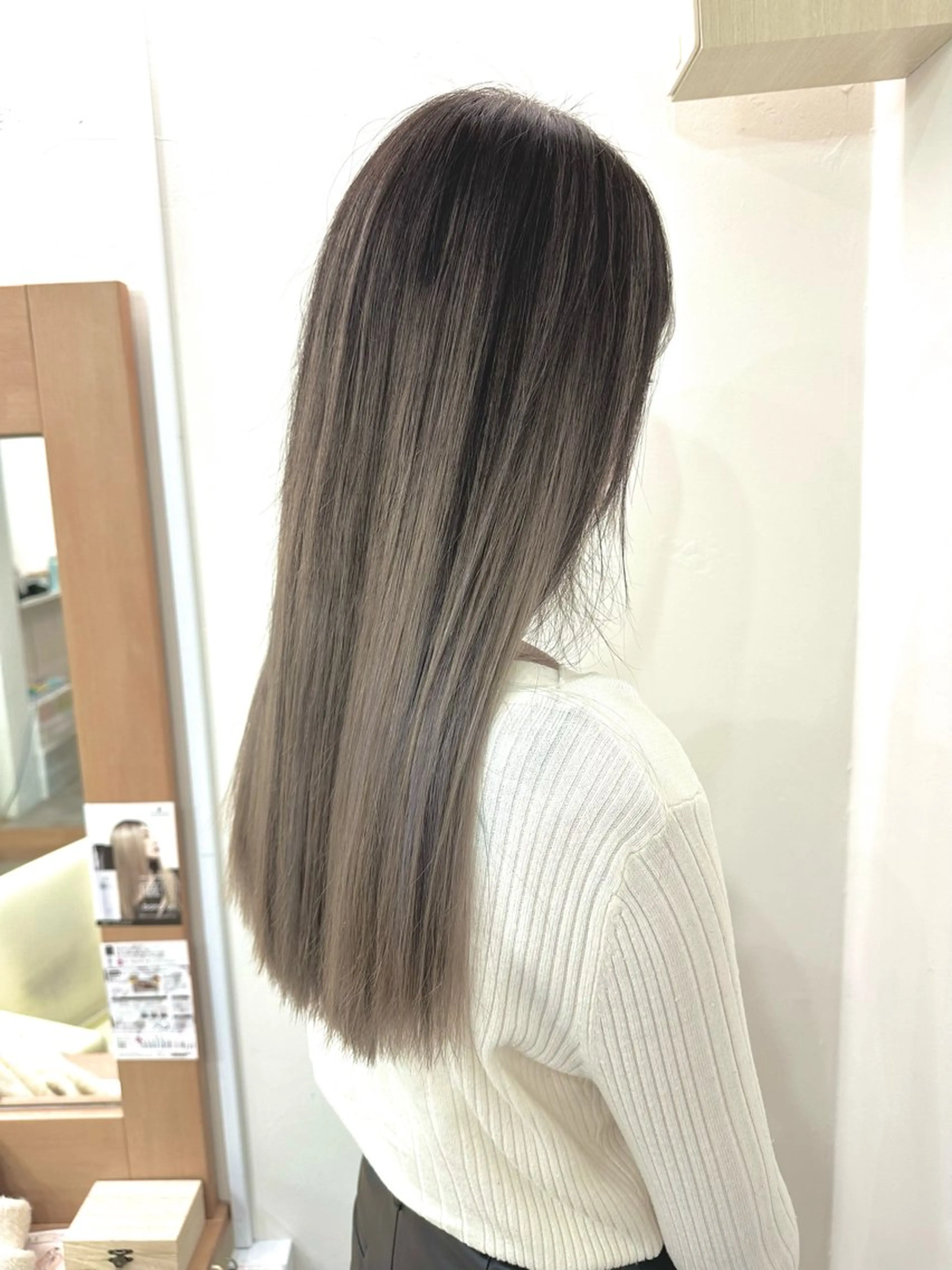 ロング カラー ヘアアレンジ バレイヤージュ ベージュカラー 透明感カラー ミルクティーベージュ レイヤーカット カット ヘアカラー SALOWIN京都河原町Suite店所属・外国人風レイヤー/ ハイトーンSHUのヘアスタイル