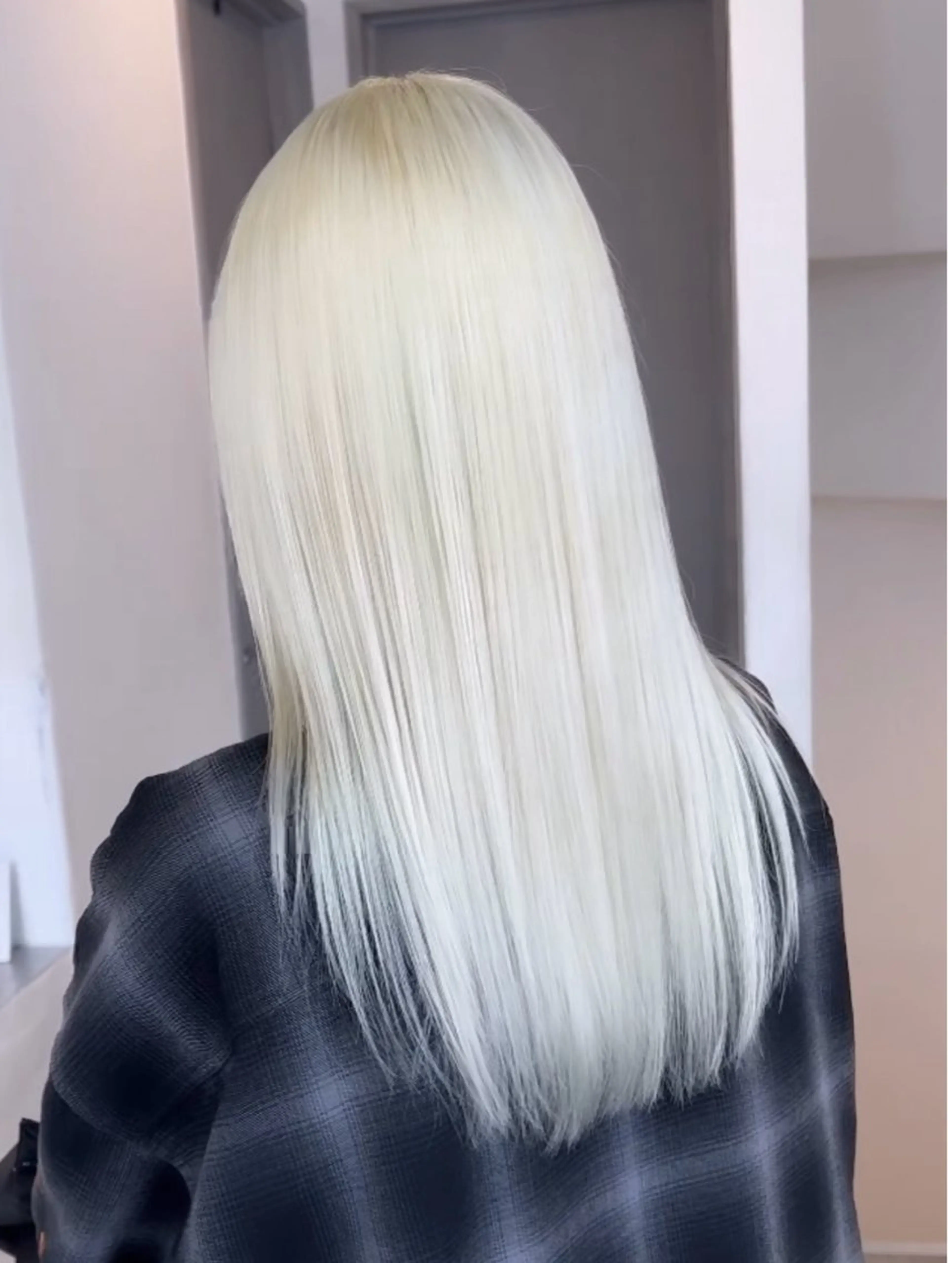 セミロング カラー 艶ハイトーンブリーチ 🌈小林侑雅のヘアスタイル