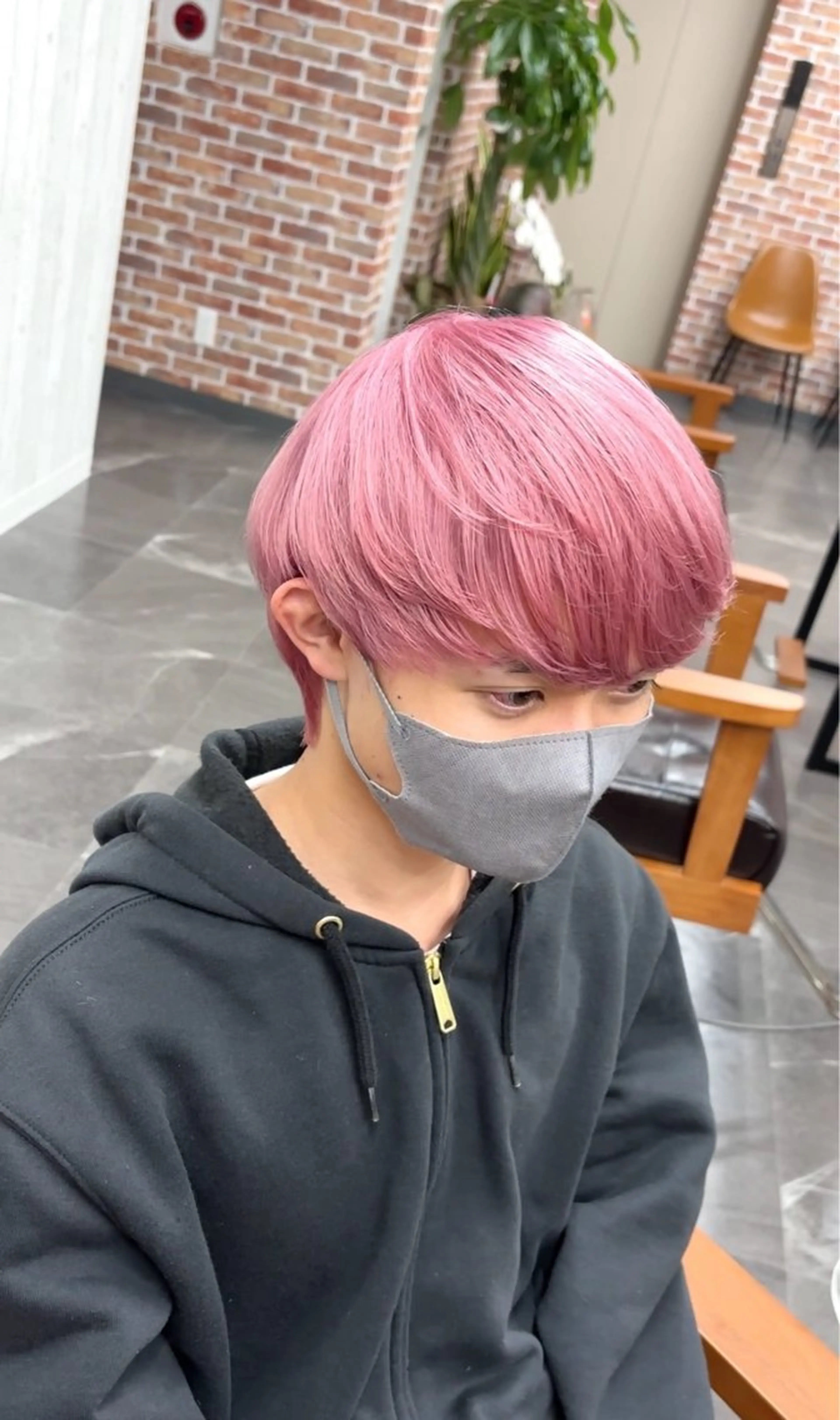 カラー メンズ メンズブリーチ メンズハイトーン ブリーチ ハイトーンカラー ピンクカラー カット ヘアカラー ギャルの革命児 秀斗のヘアスタイル