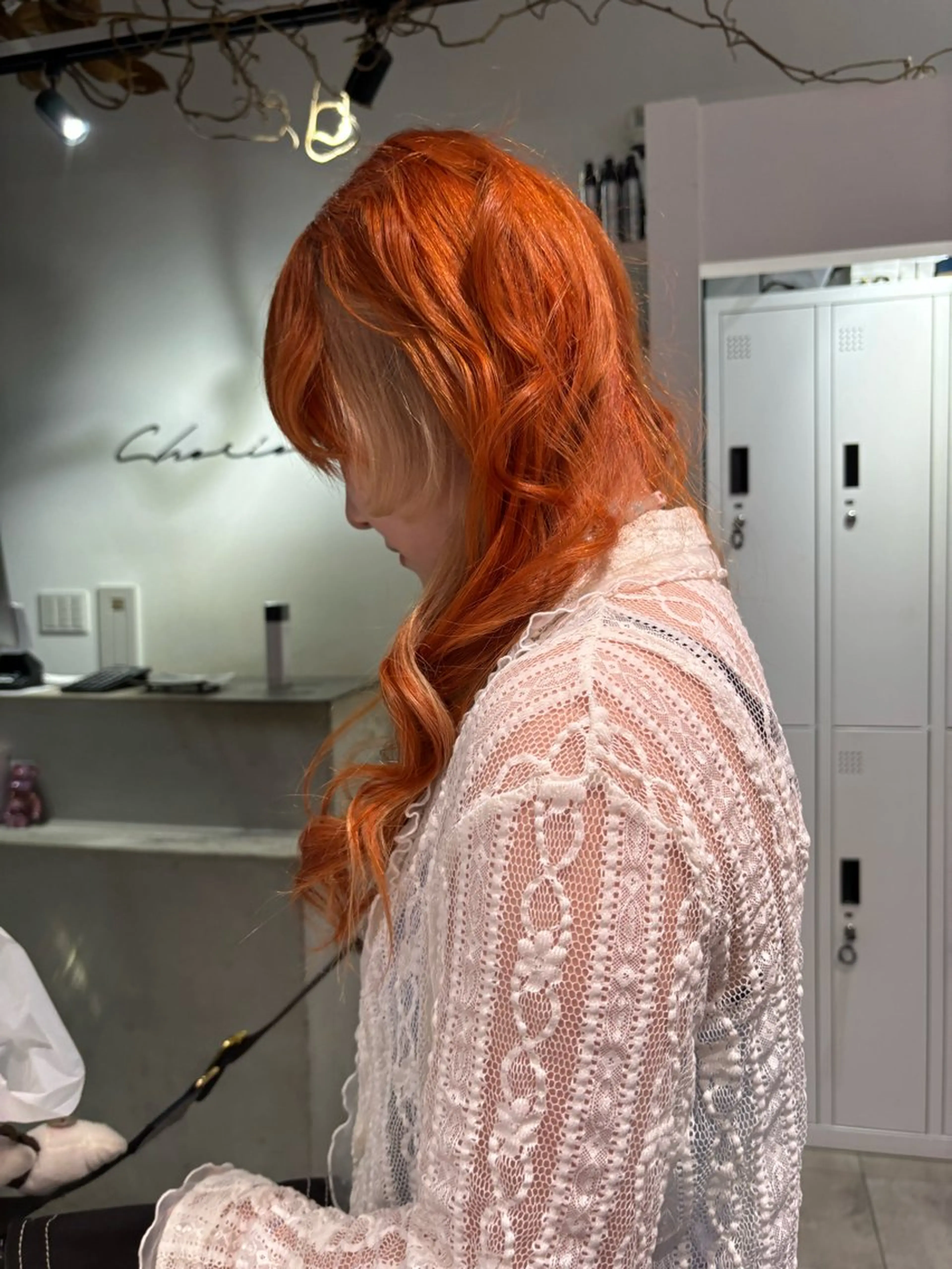 ロング カラー ブリーチ ブロンド オレンジ 顔周りカット ヘアカラー トリートメント ayano/天神 ハイトーン/デザインのヘアスタイル