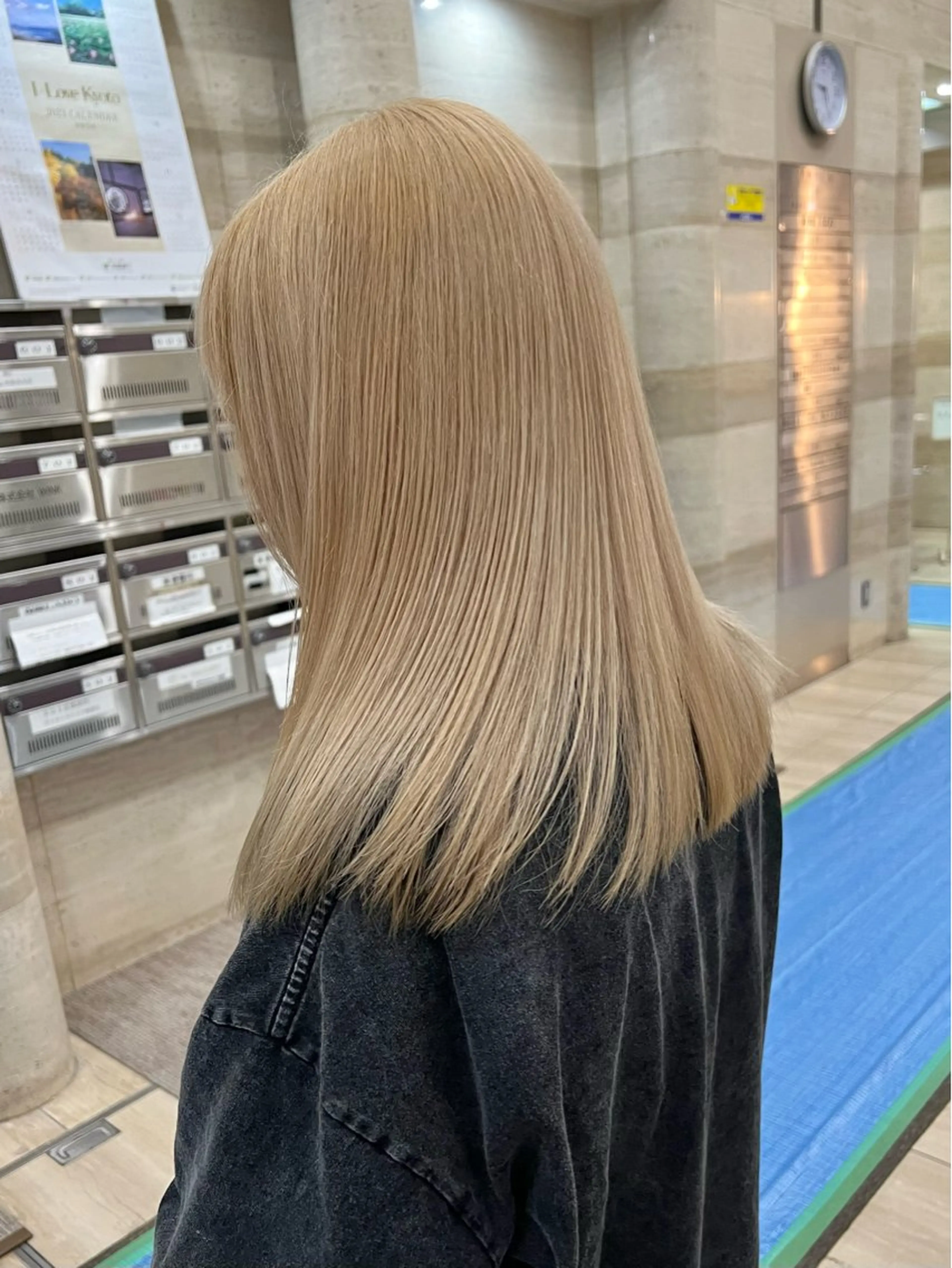 セミロング カラー ベージュカラー ブリーチ ブロンド ブロンドベージュ ケアブリーチ Via officialのヘアスタイル