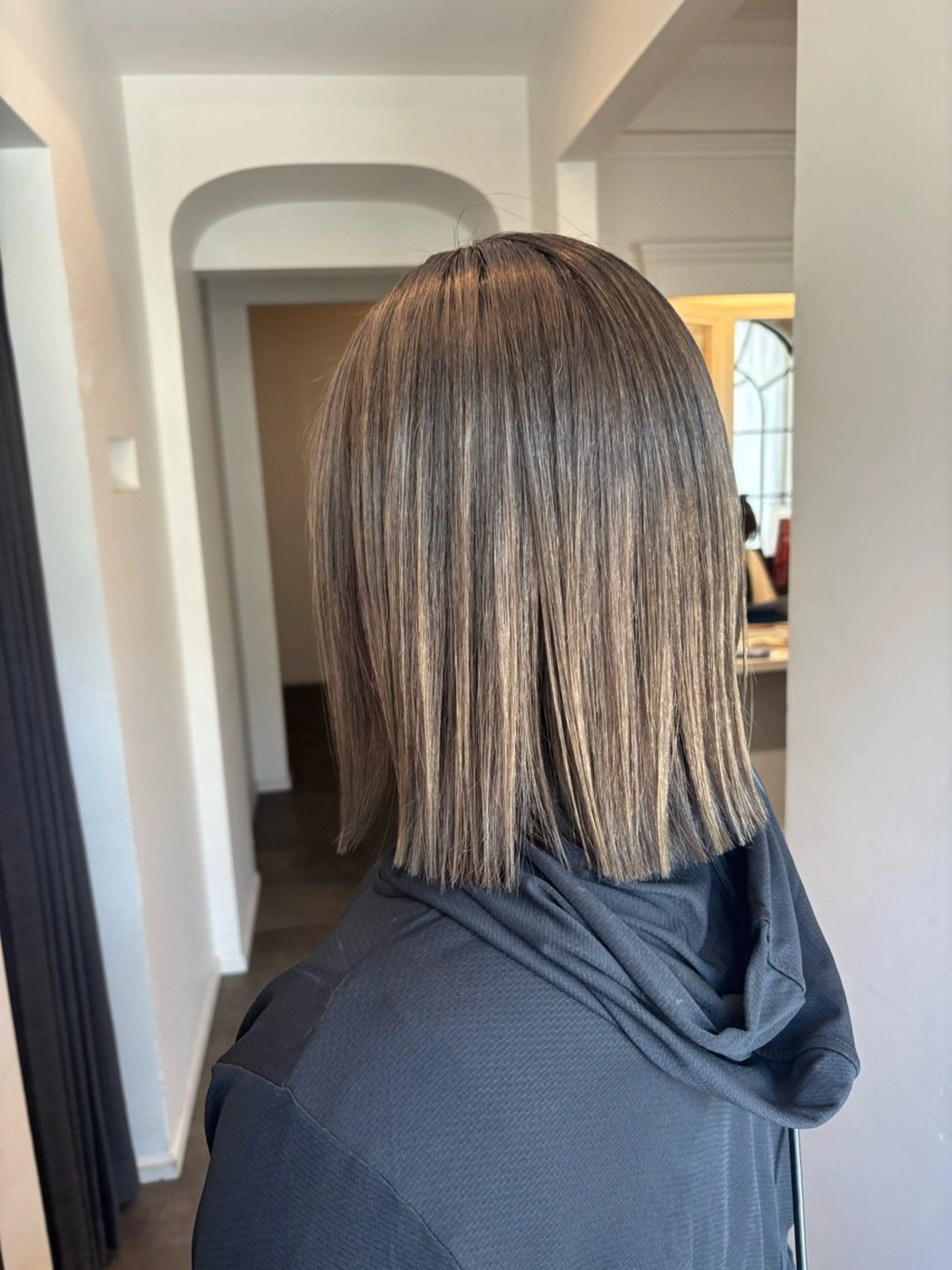 ミディアム カラー 栗林 茉那のヘアスタイル