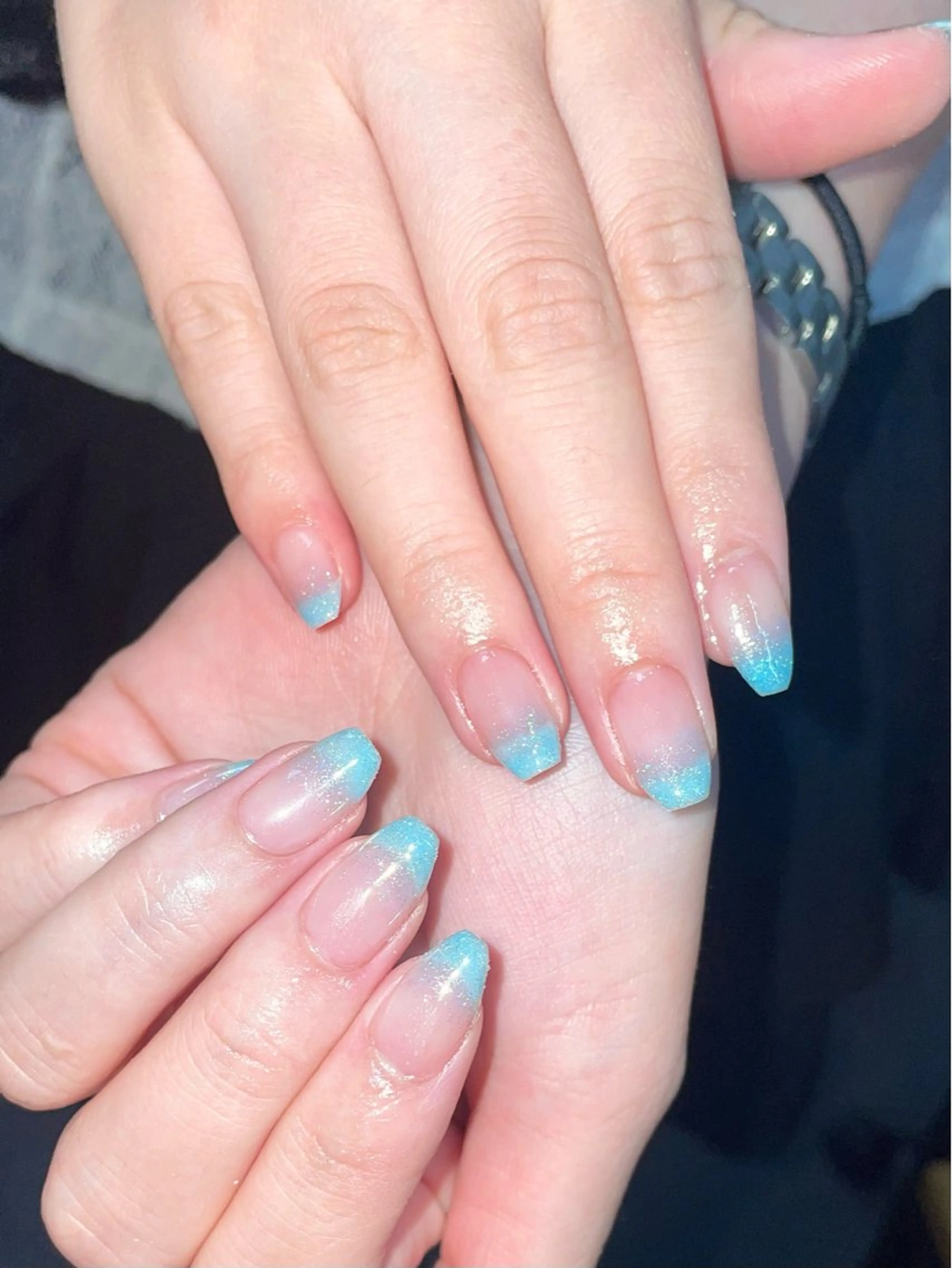 ネイル グラデーション キラキラネイル ラメ(グリッター) ラメグラデーション 水色 ハンドネイル ハンドケア 🎀NAIL🎀 AI🪄︎︎◝✩のネイルデザイン
