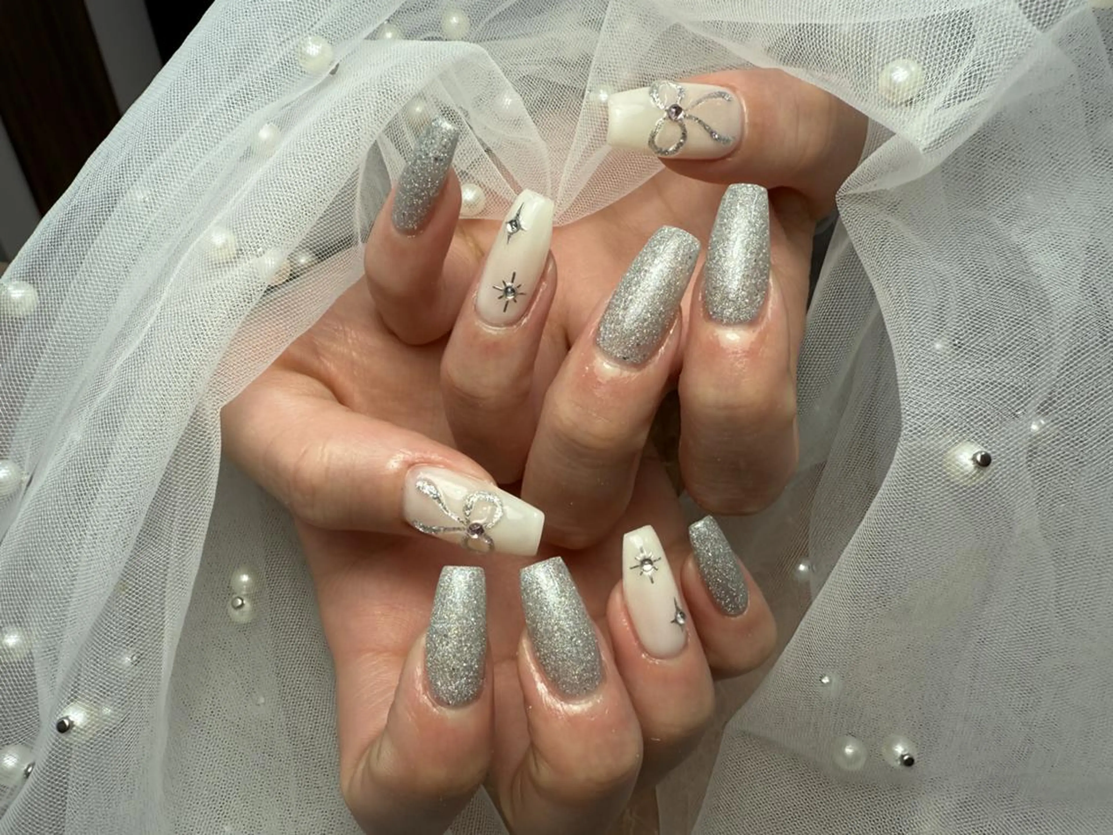 ネイル アートネイル ラメ(グリッター) リボン シルバー シンプルネイル ハンドネイル ToliyDeliy Nail Salonのネイルデザイン