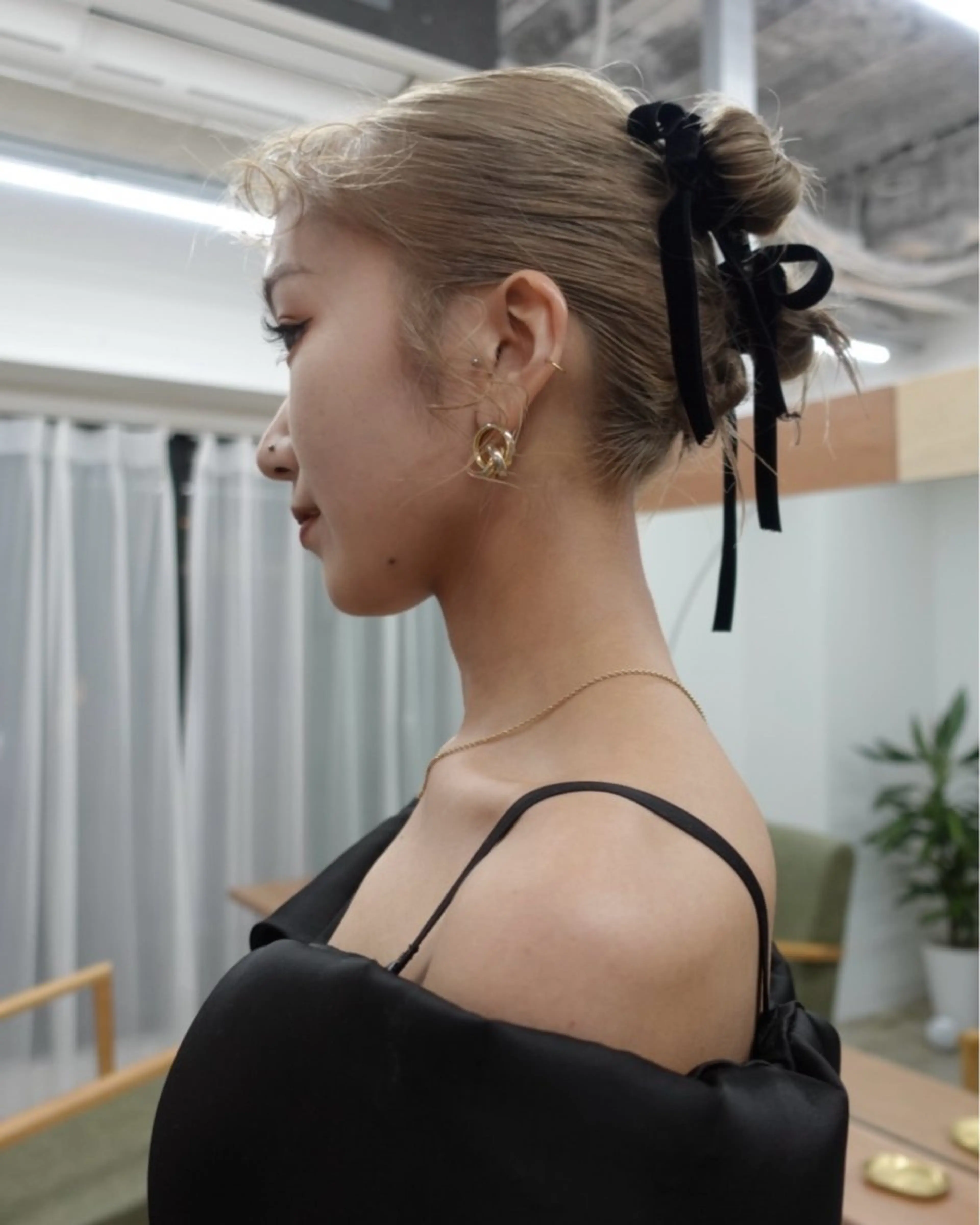 ミディアム カラー ヘアアレンジ ベージュカラー ブリーチ ケアブリーチ デザインカラー ダブルカラー カット ヘアカラー トリートメント ハイトーン/心斎橋/ honomiのヘアスタイル