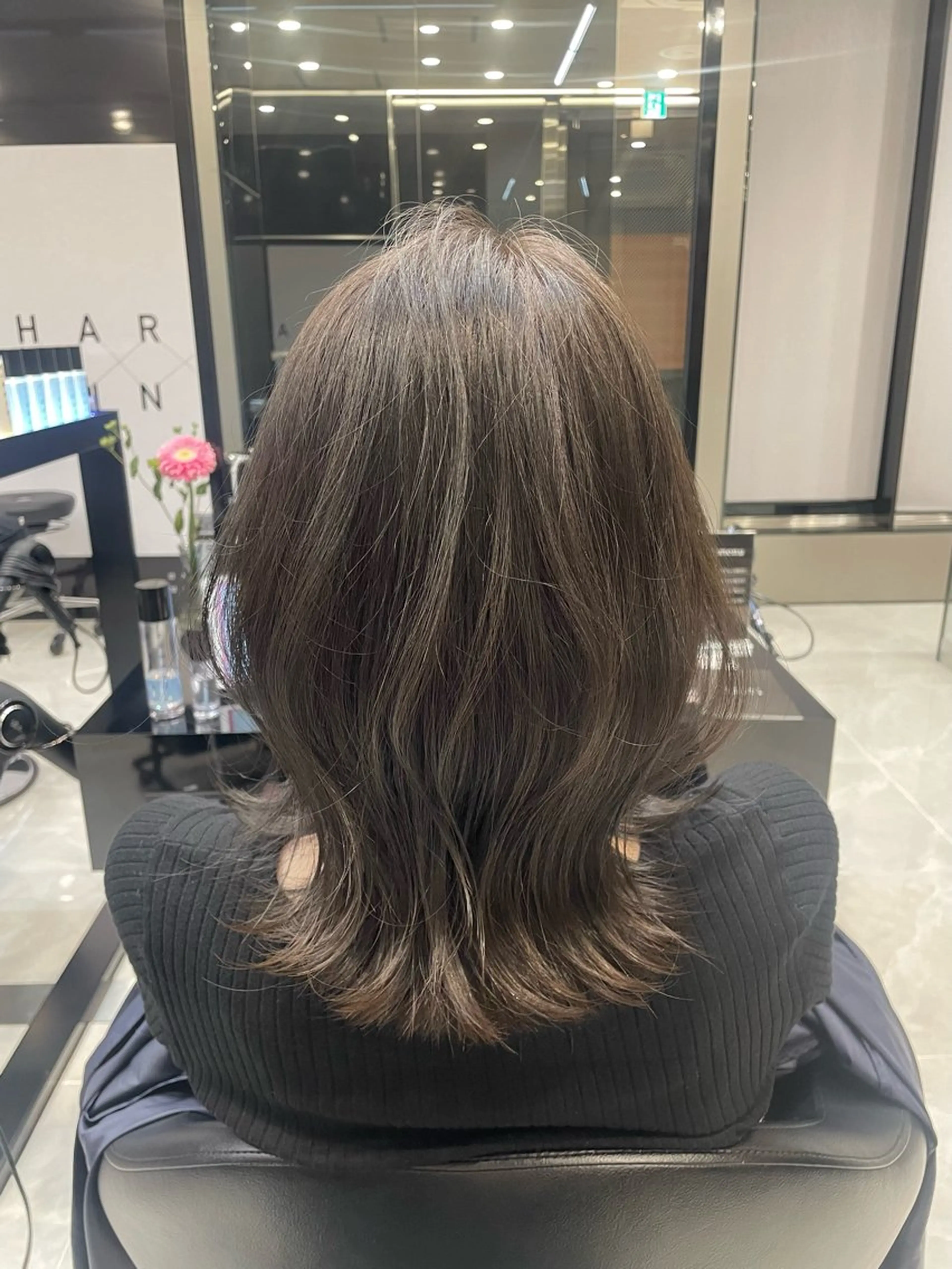 ミディアム カラー 透明感カラー オリーブカラー くびれヘア HARUKI MINATO Japan FUKUOKA所属・秋屋 美々梨のヘアスタイル