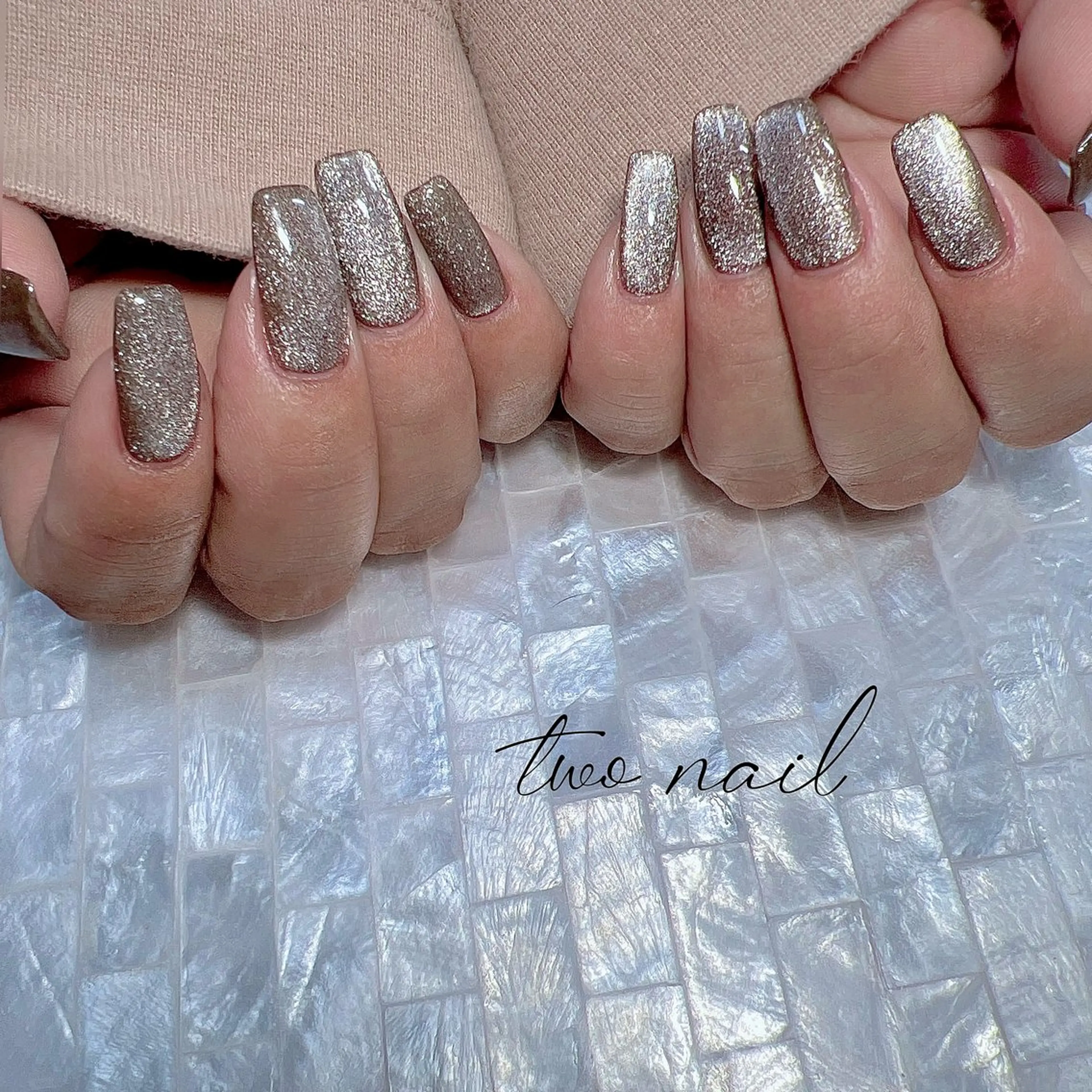 ネイル ブラウン キラキラネイル マグネットネイル ネイルチップ ホワイト ハンドネイル two nailのネイルデザイン