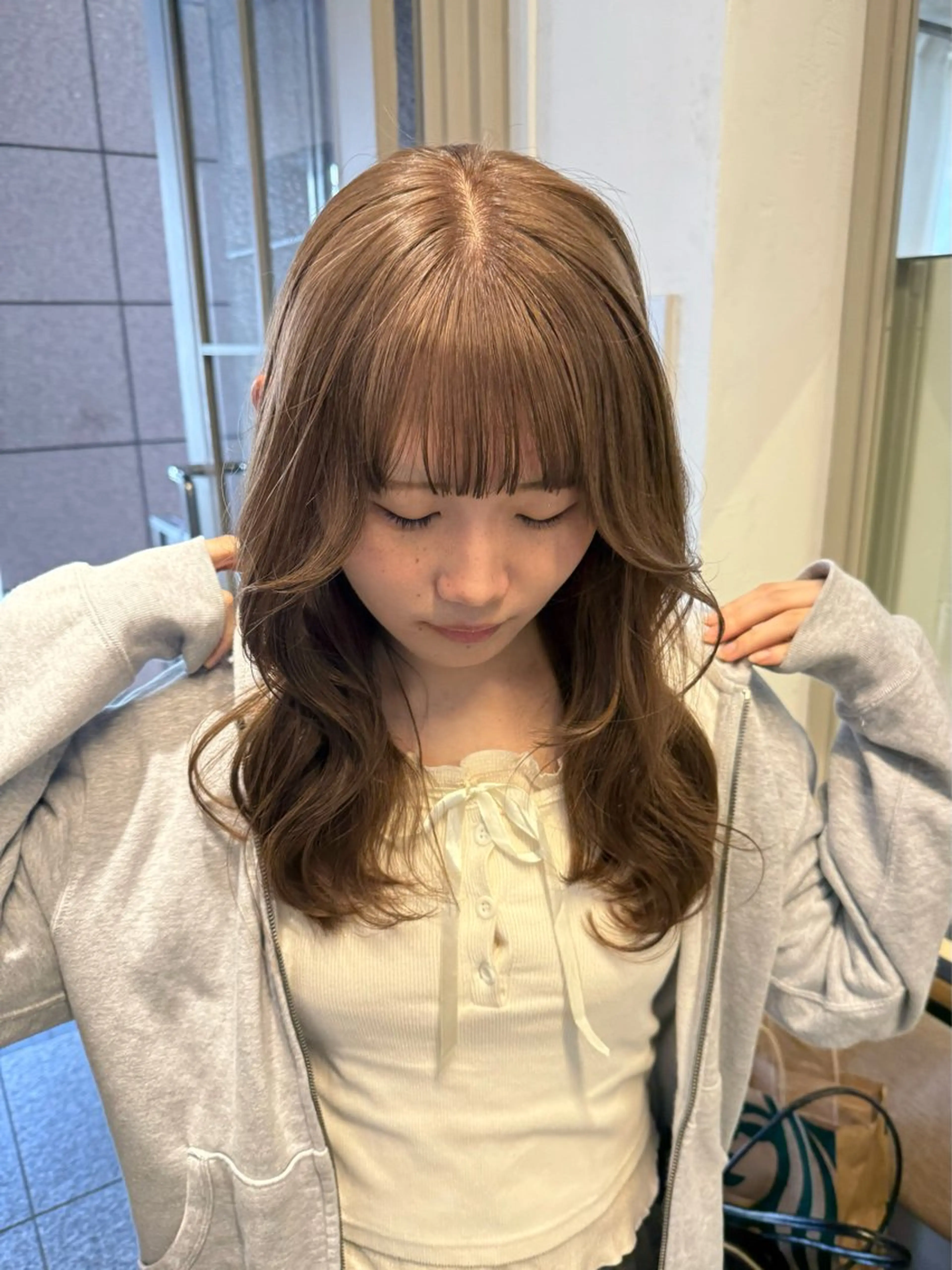 ロング カラー ヘアカラー トリートメント ミルクティー× グレージュMOMOのヘアスタイル