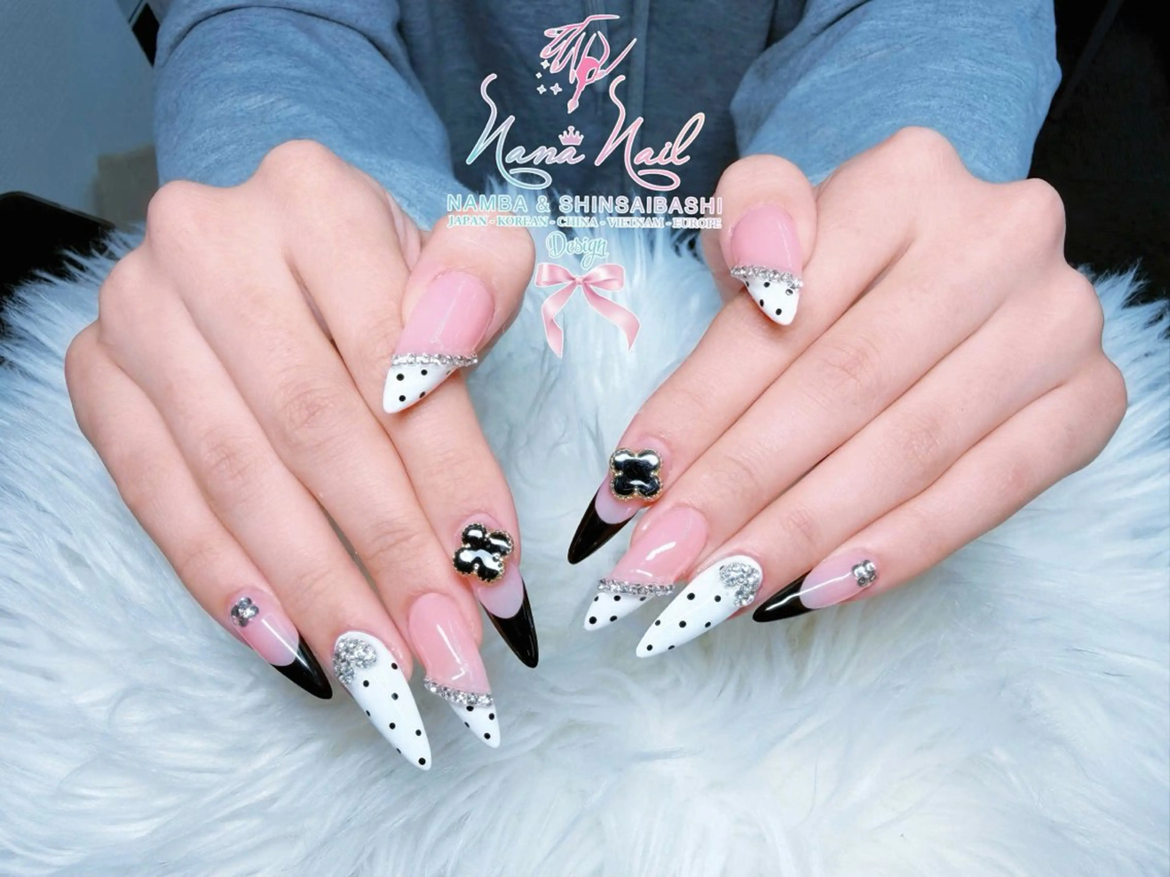 セミロング 韓国風ヘア クリスマス ハンドネイル 79Linanailnamba所属・Linanail Nambaのネイルデザイン