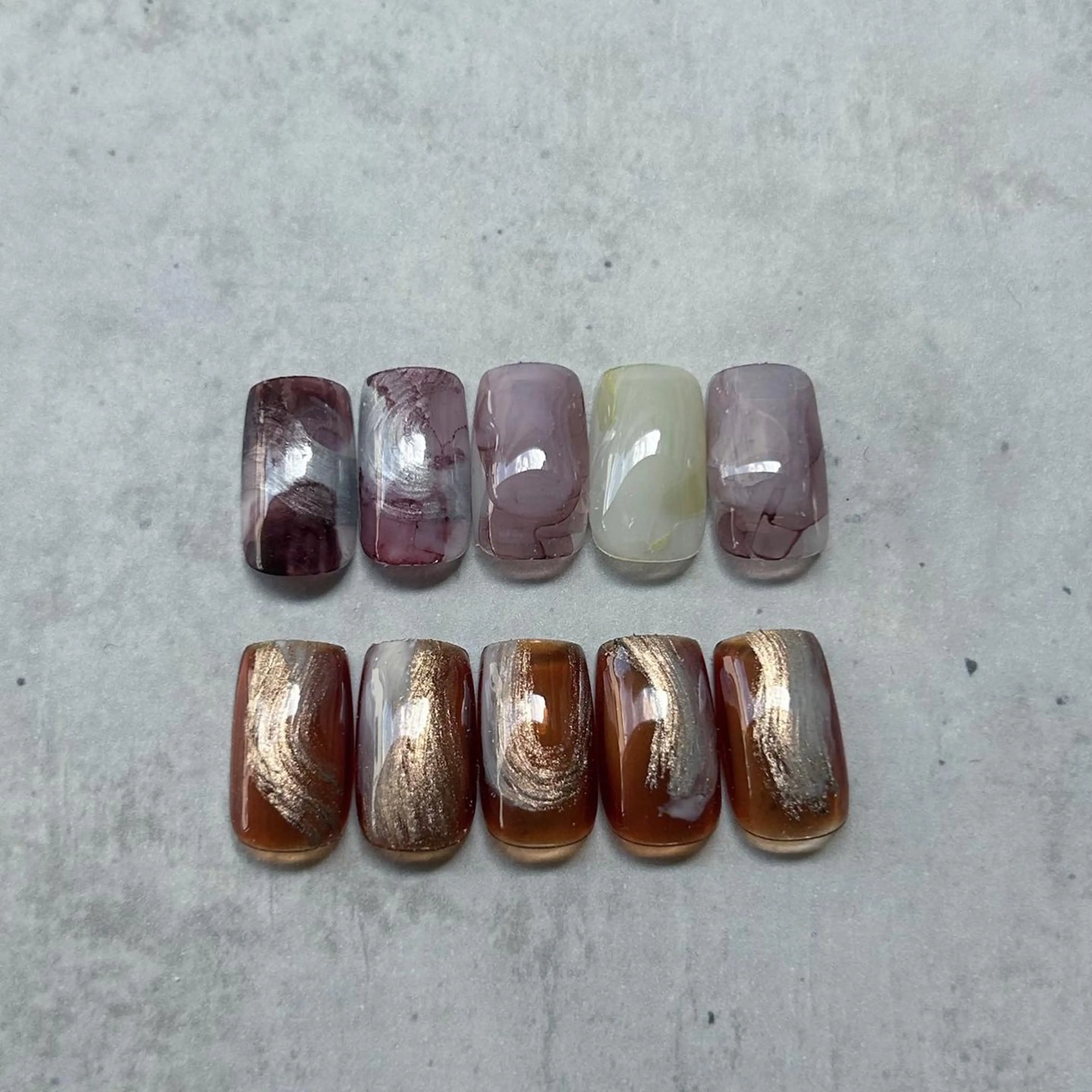 ネイル ブラウン カジュアル ゴールド ニュアンスネイル オフィスネイル ハンドネイル ハンドケア lyly.nail所属・lylynail YUUKAのネイルデザイン