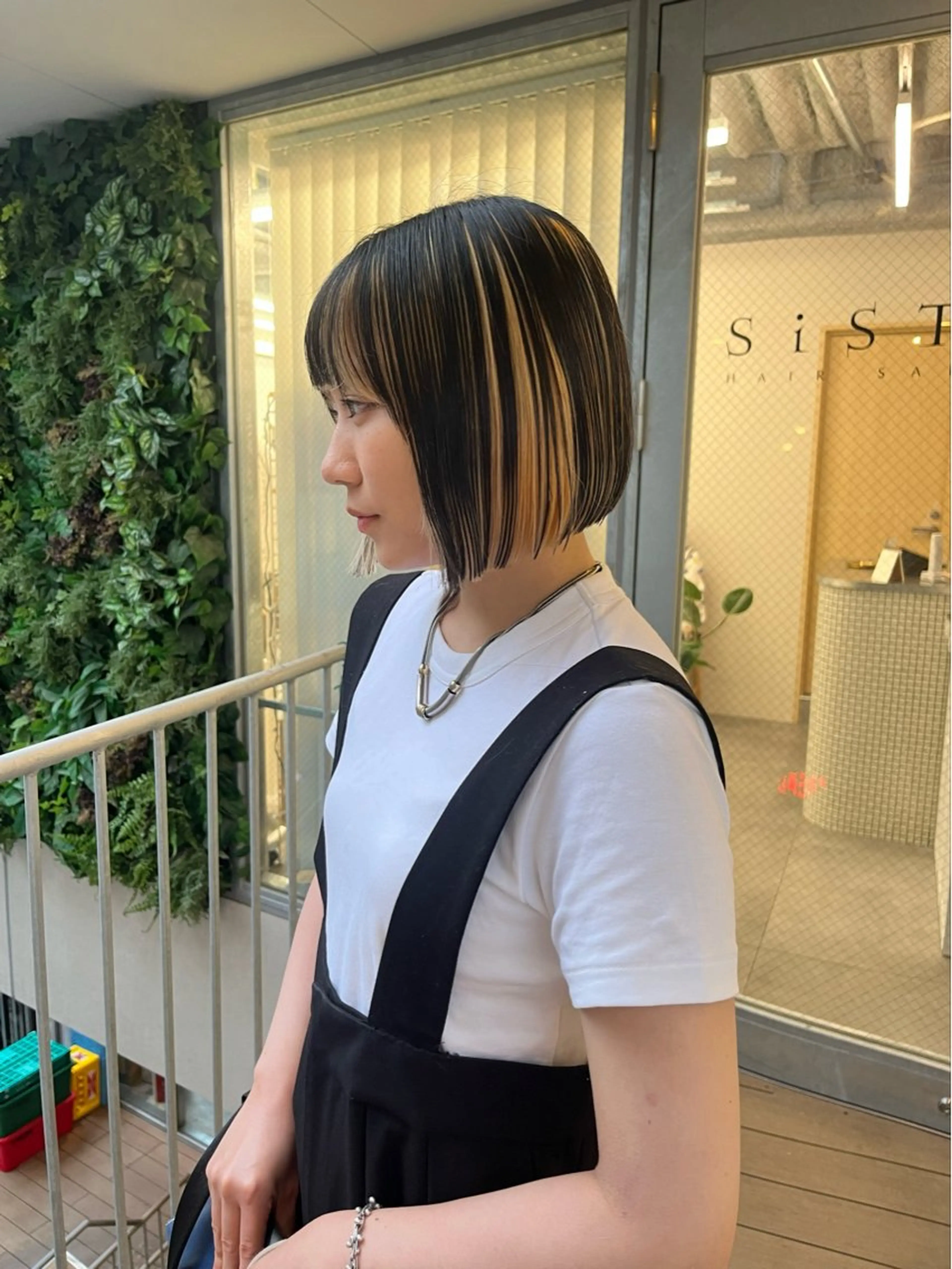 ショート カラー ブリーチ 抜きっぱなしブロンド インナーカラー 大林 エリコのヘアスタイル