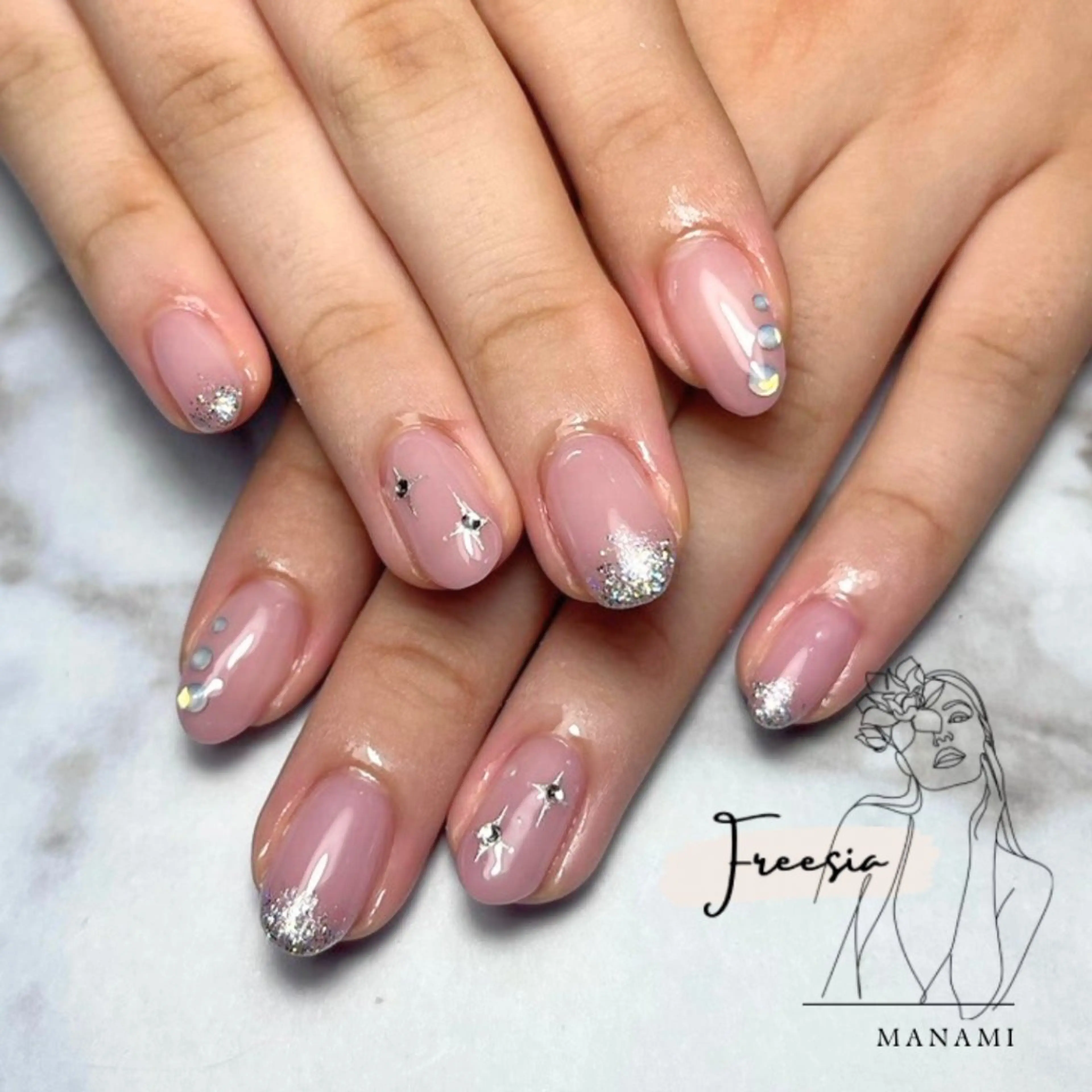 ネイル ブラウン グラデーション キラキラネイル ピンク ピンクベージュ ハンドネイル freesia Manamiのネイルデザイン