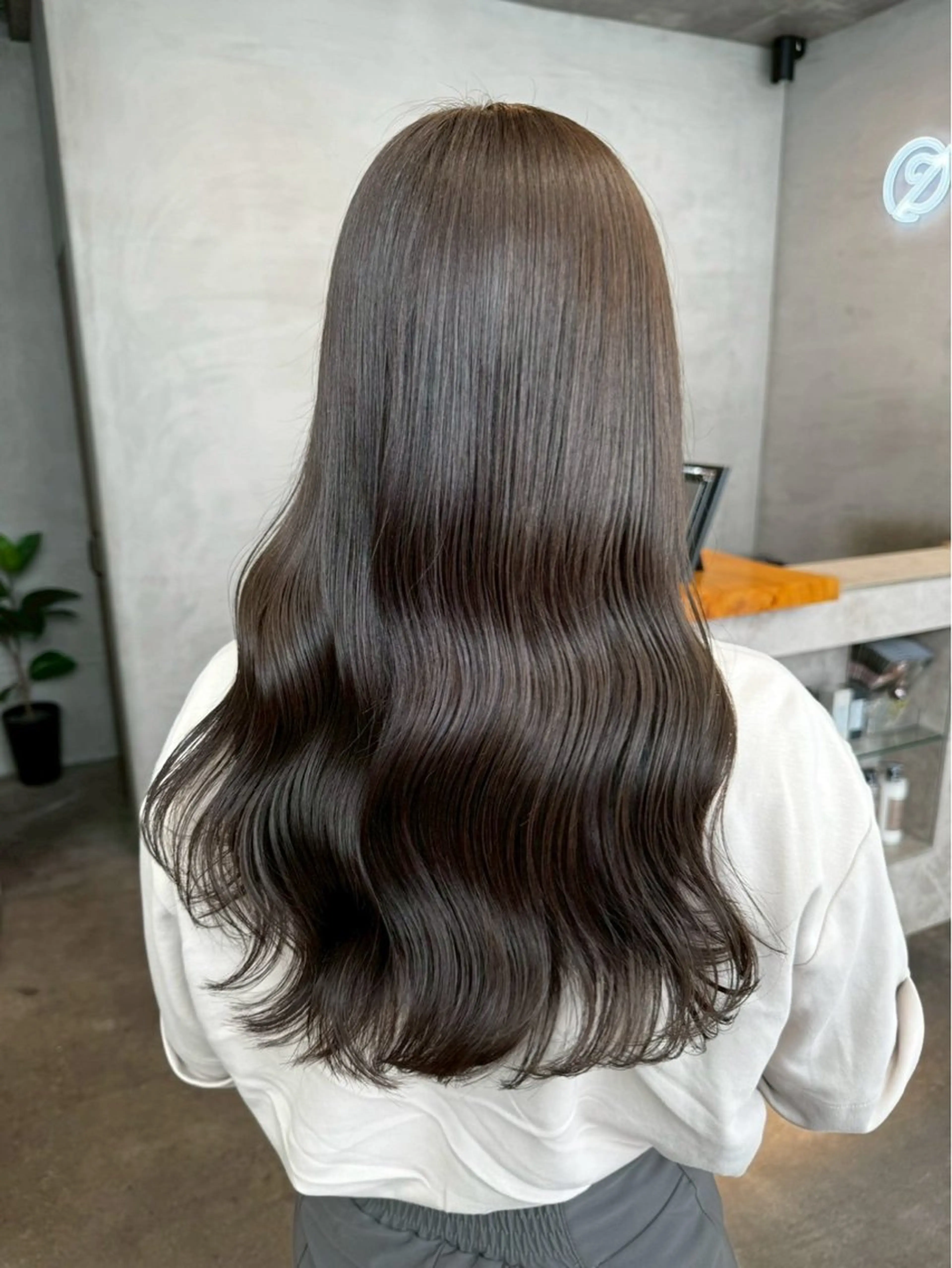 ロング カラー 透明感カラー グレージュ モカグレージュ カット ヘアカラー トリートメント 前髪/顔まわりカット 艶髪/髪質改善/縮毛のヘアスタイル