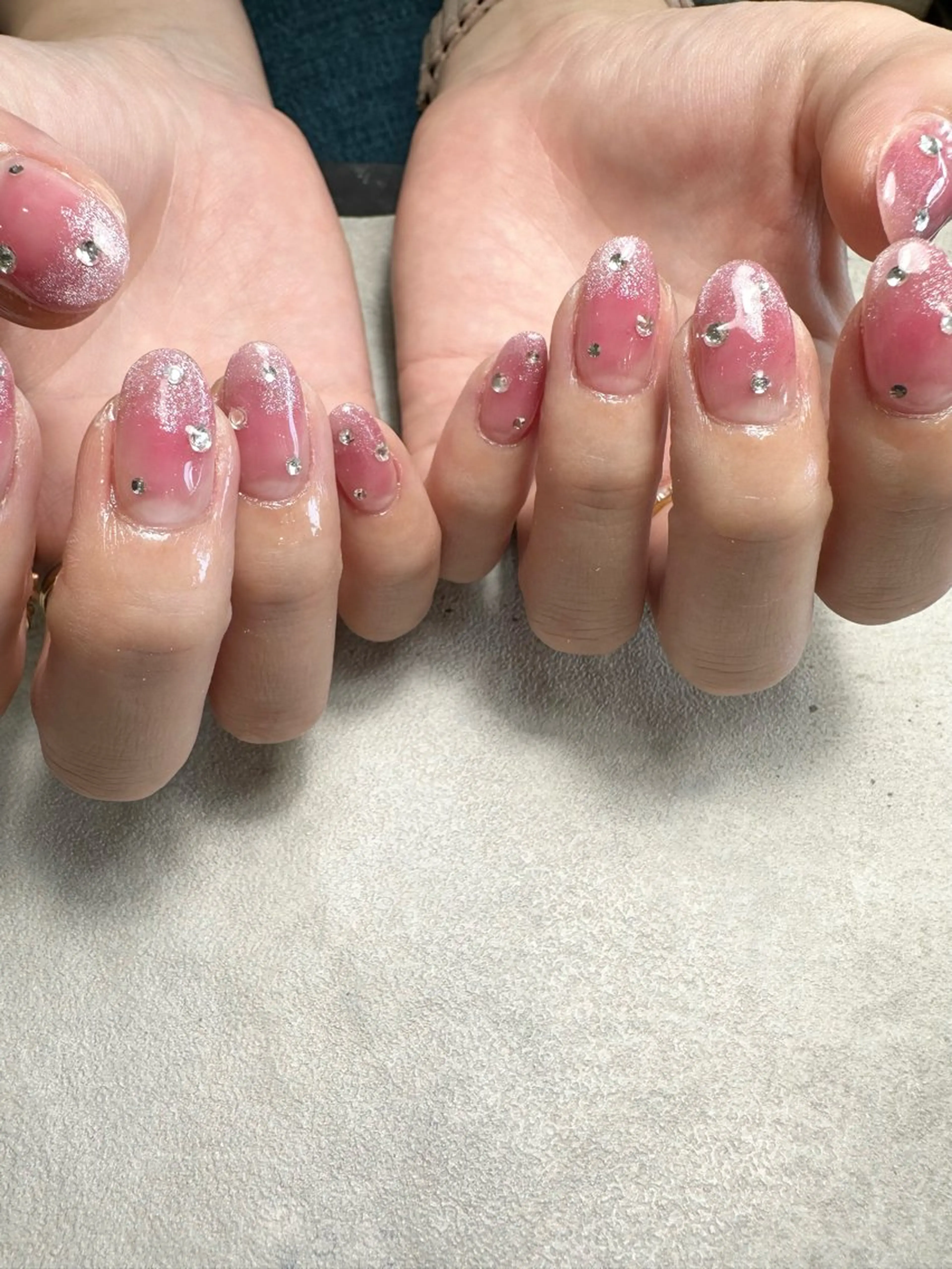 ネイル チークネイル キラキラネイル nailroom Anmie.のネイルデザイン