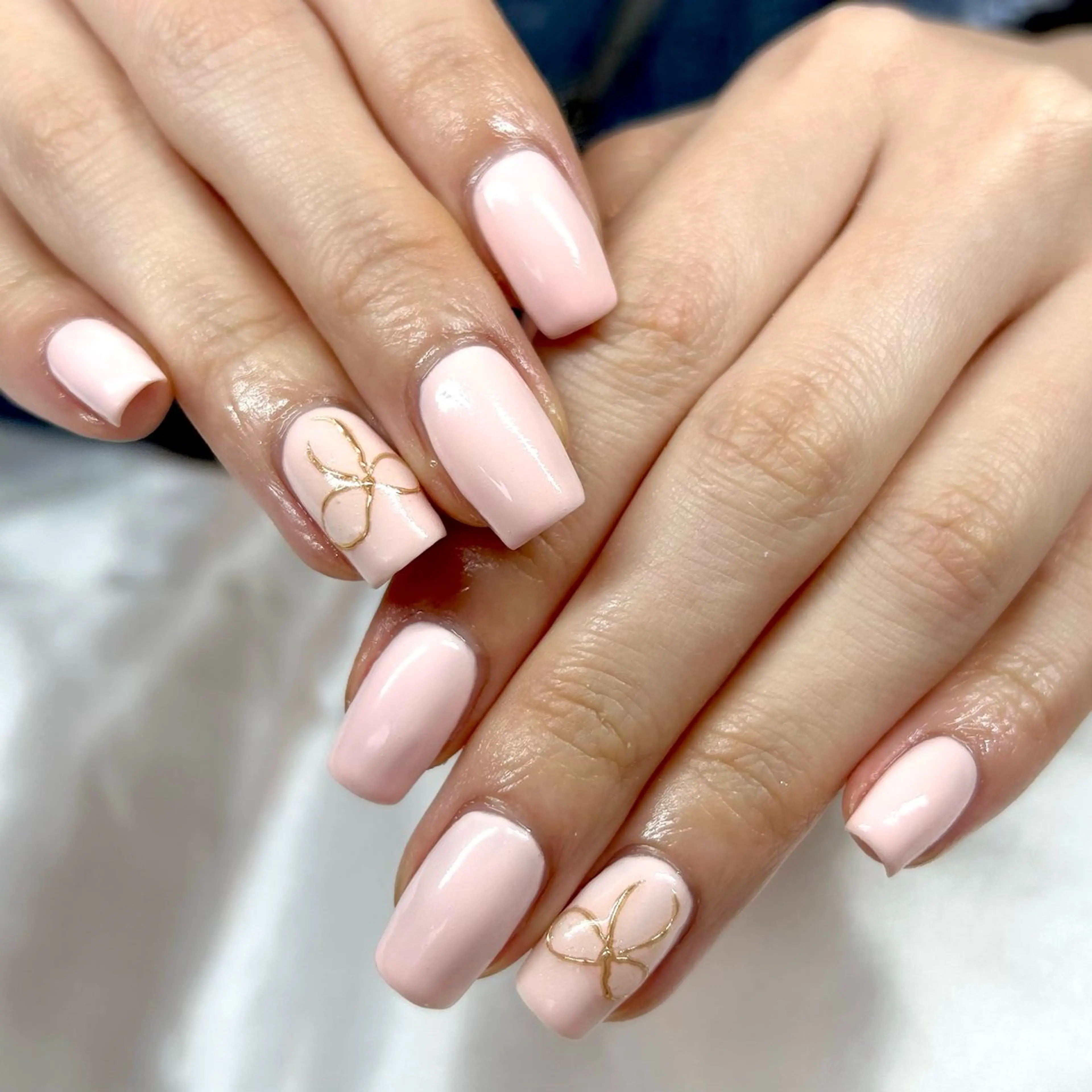 ネイル ゴールド パステルネイル ピンク リボン 春ネイル shine'an fuka🌿🫧のネイルデザイン