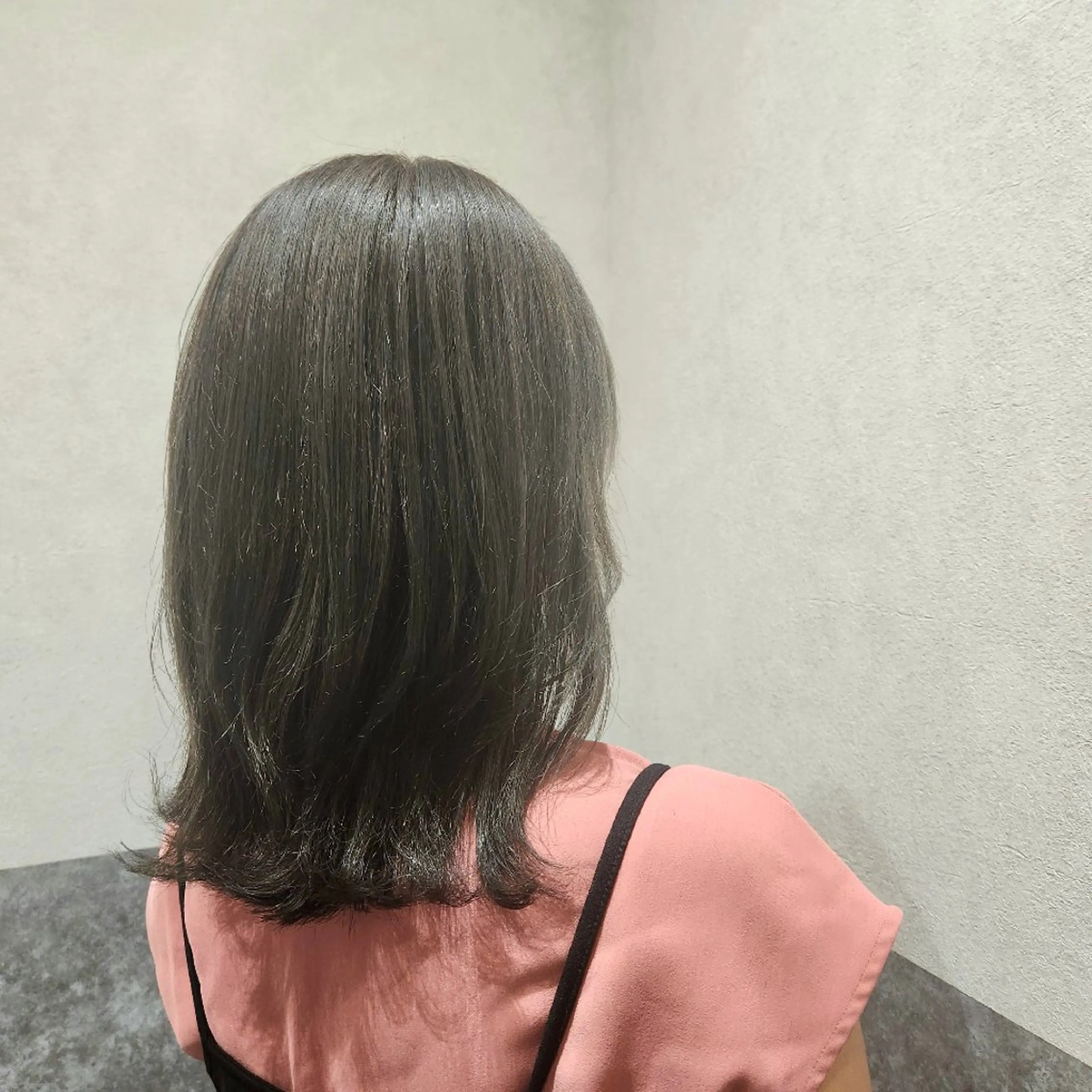 ミディアム カラー オリーブグレー くびれヘア O.hair designers所属・シールエクステ🎀 ホシノ🕒ユウカのヘアスタイル