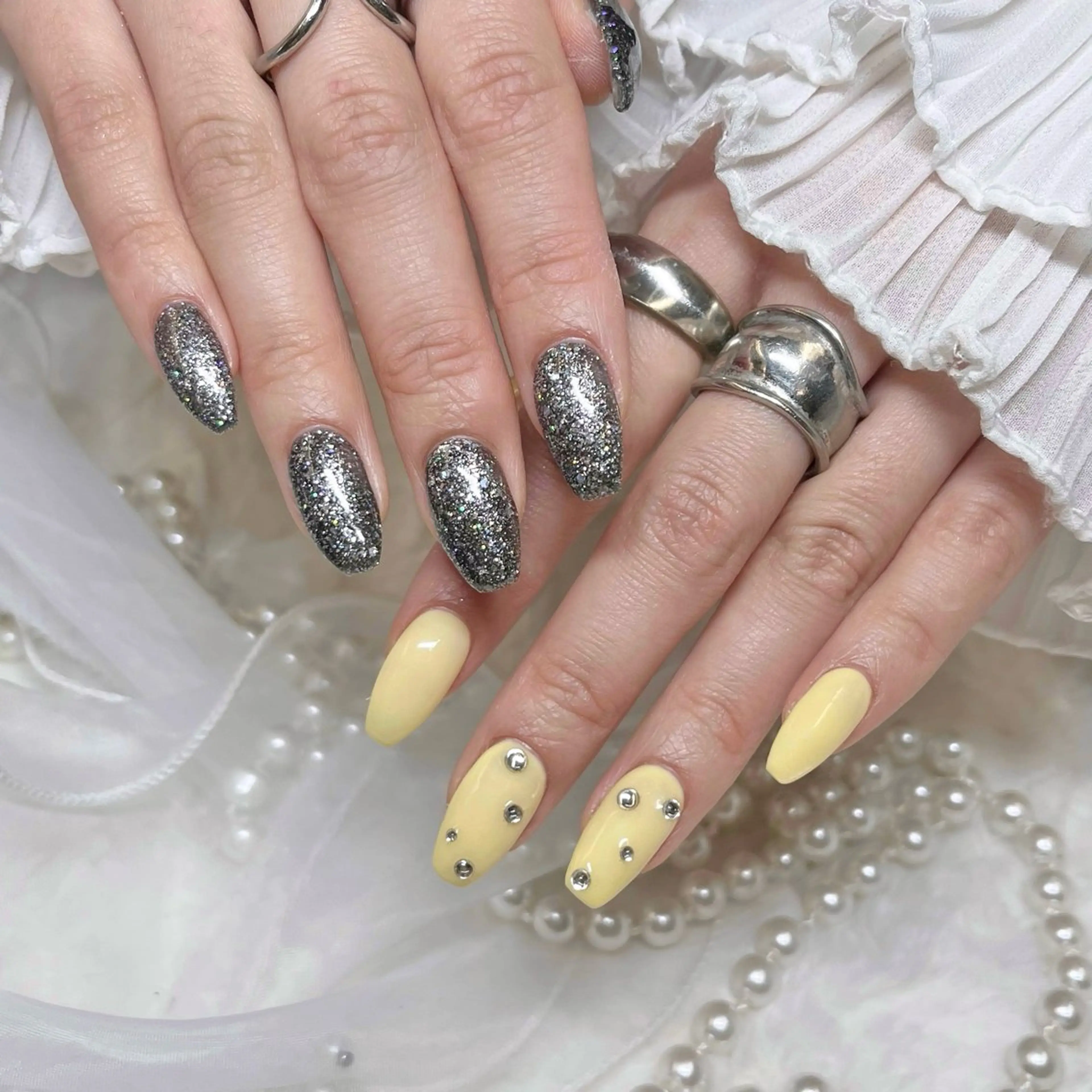 ネイル 春ネイル ストーンネイル 黄色 Vogustys Nail 山田のネイルデザイン