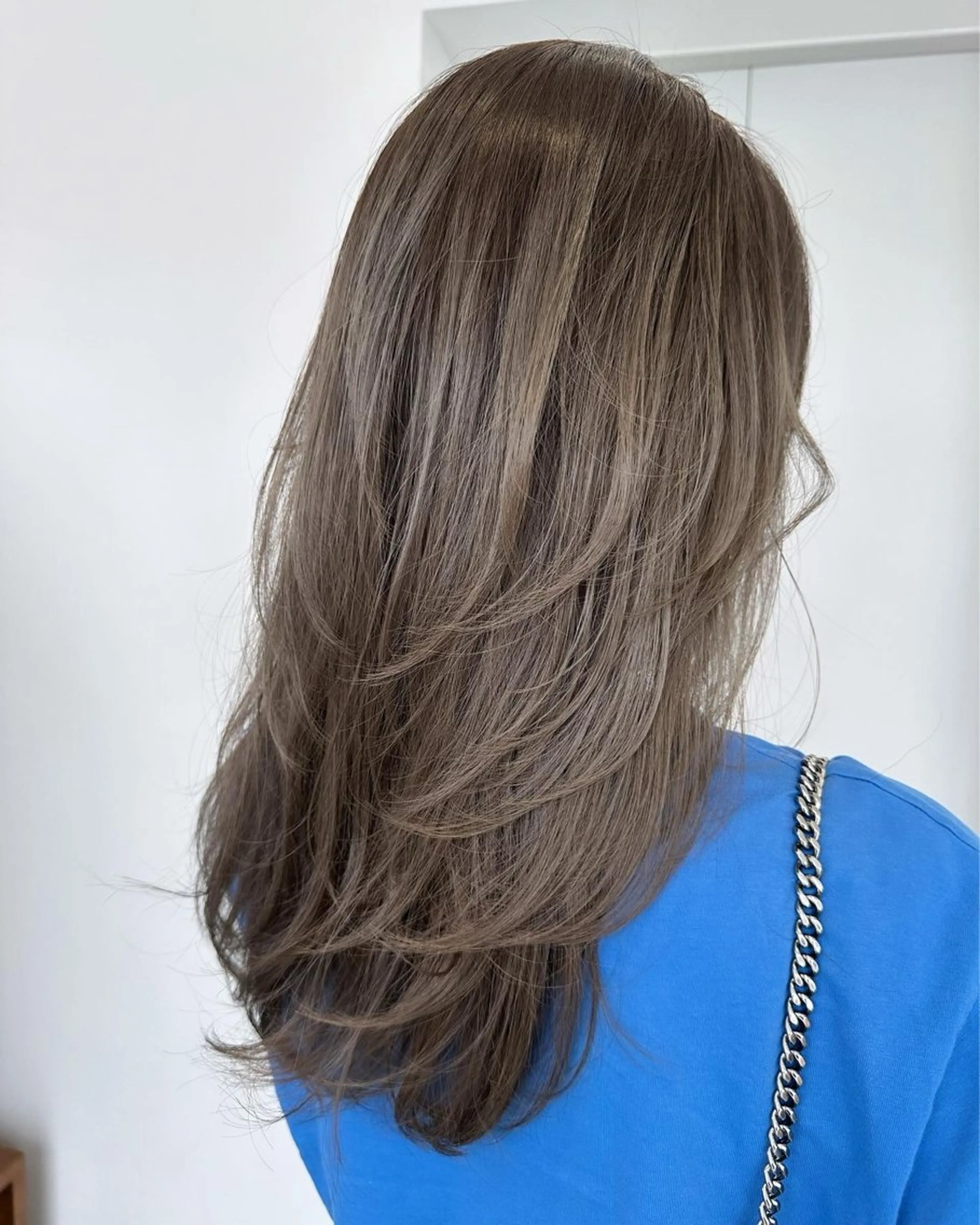 セミロング カラー レイヤーカット 外ハネヘア カット ヘアカラー トリートメント 鈴木 一貴のヘアスタイル