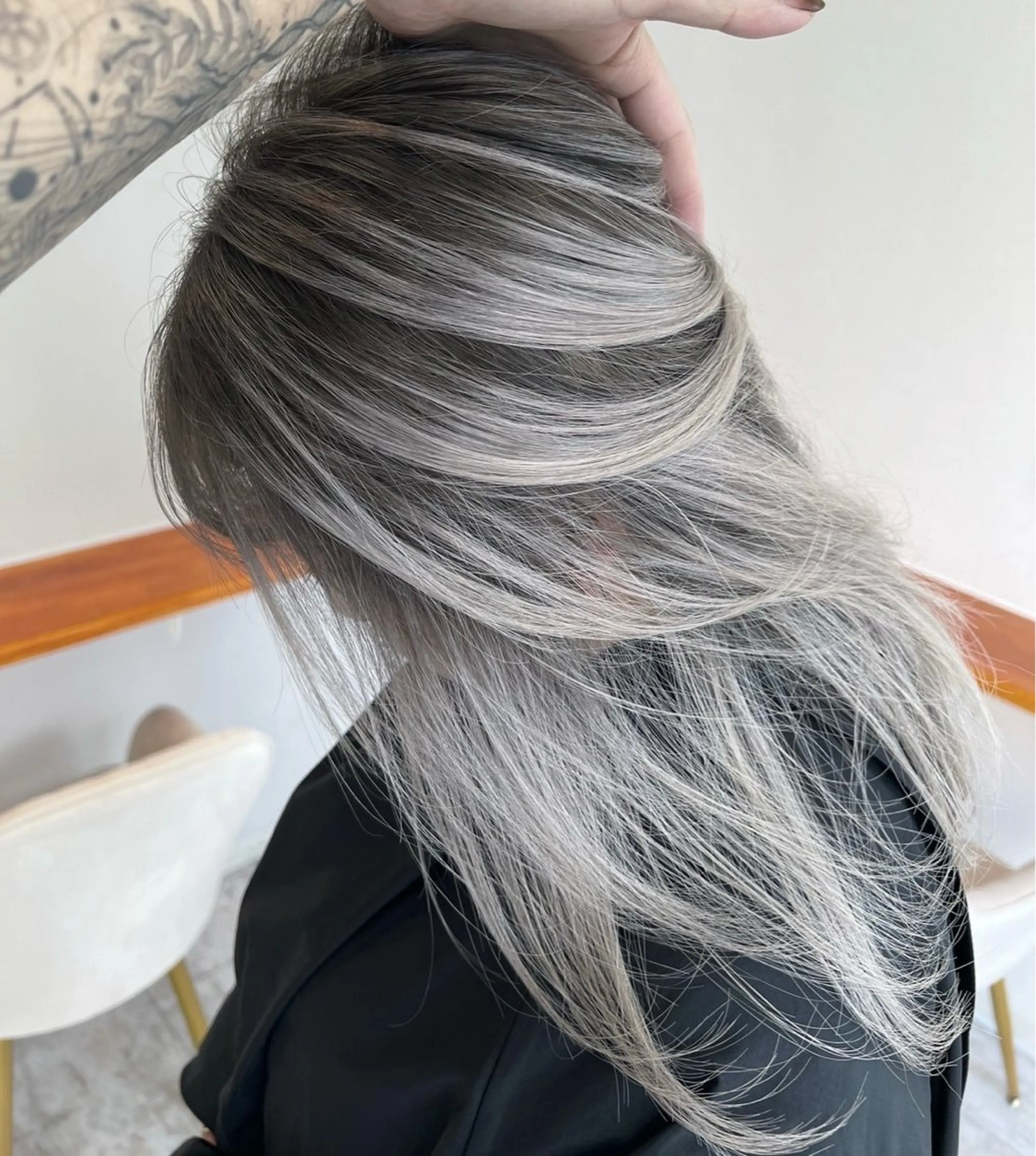 セミロング カラー バレイヤージュ シルバー ホワイトシルバー レイヤーカット ヘアカラー トリートメント ROBIN所属・指名数No.1 /NAOYAのヘアスタイル