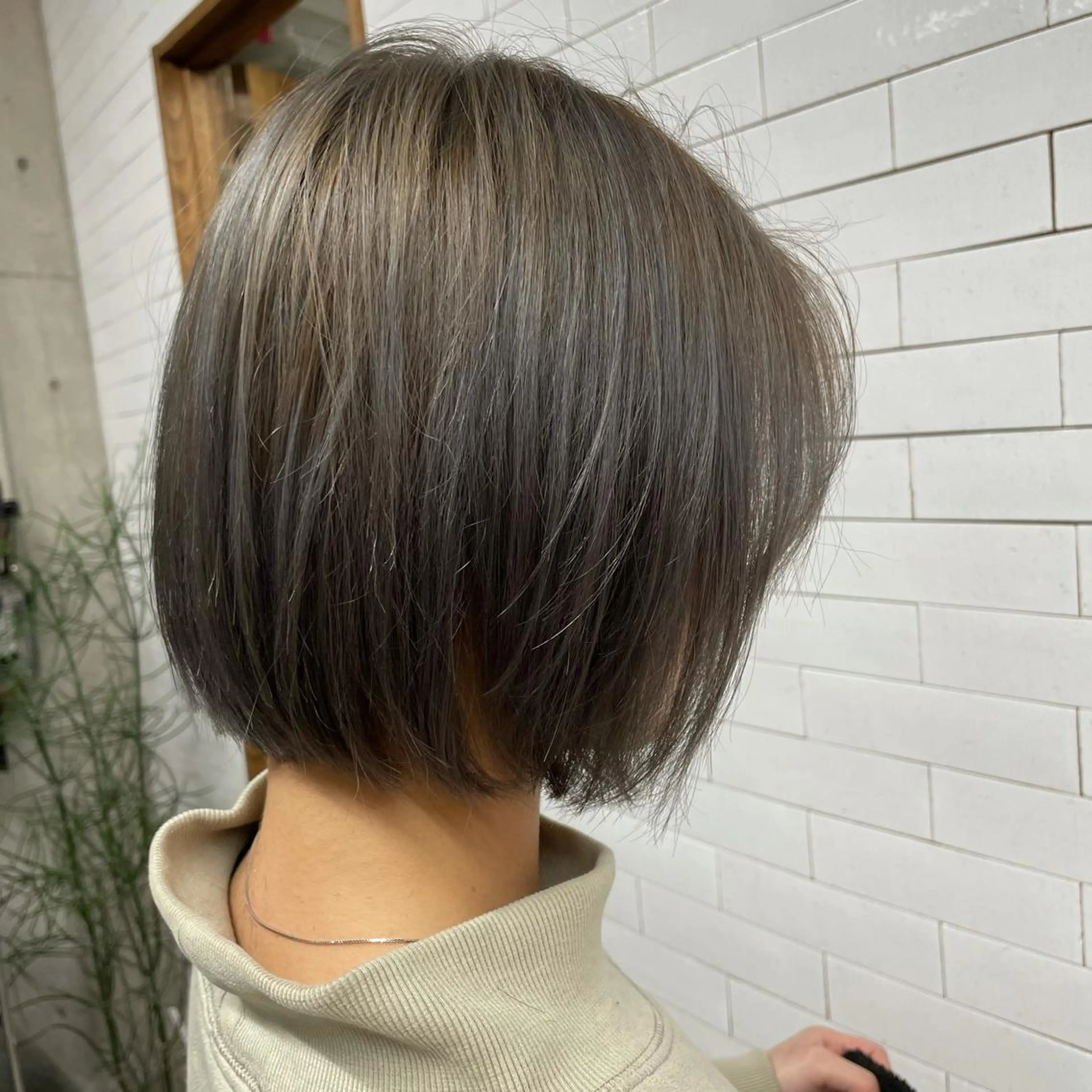 ショート カラー アッシュ アッシュグレー ブリーチ 透明感カラー ボブ やすだ しおりのヘアスタイル