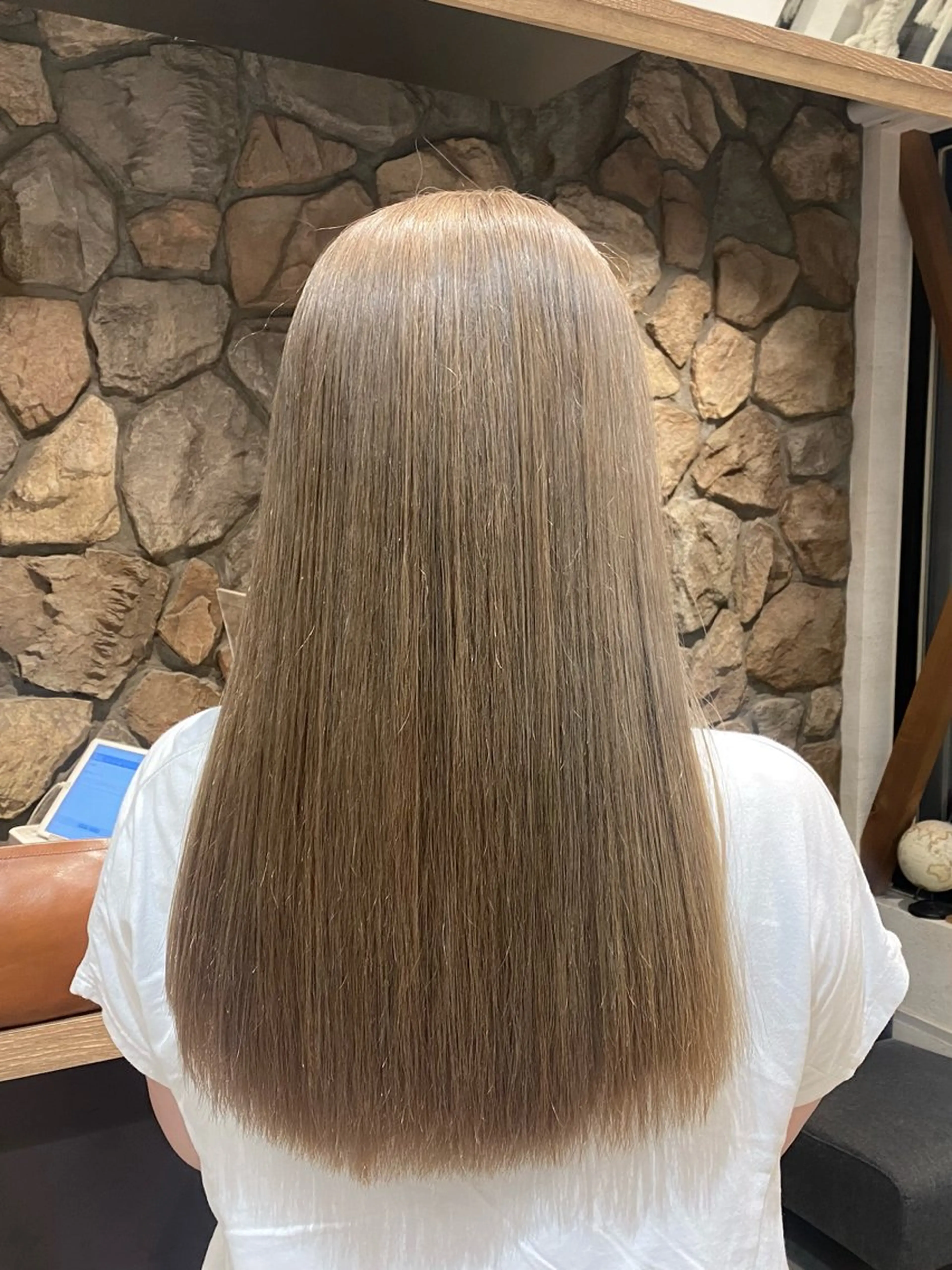 ロング カラー まろやかなベージュ 小池春樹のヘアスタイル