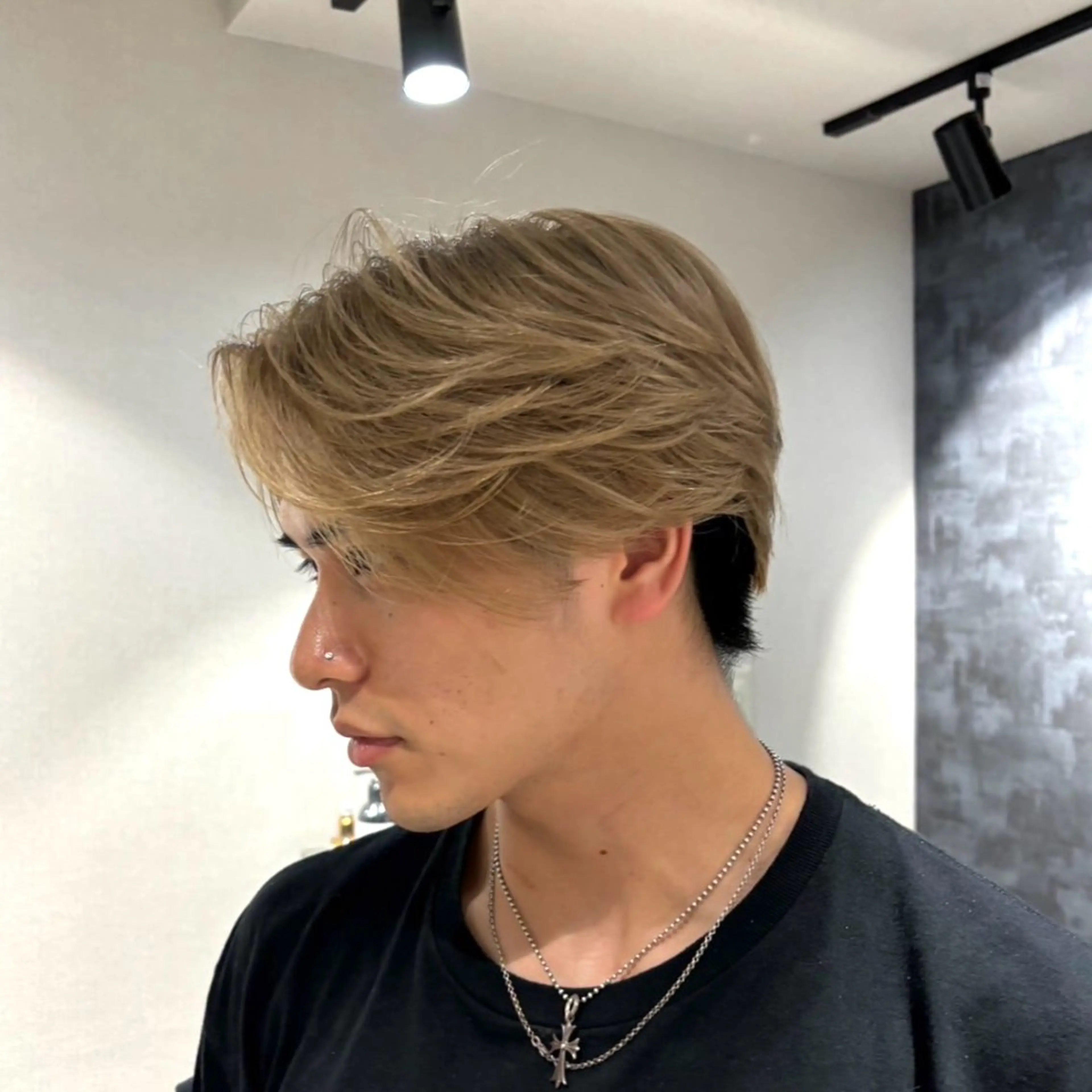 ショート カラー メンズ メンズブリーチ ブリーチ カット パーマ トリートメント SALOWIN 原宿 iori所属・🌟原宿指名No.1 センターパート⭐️のヘアスタイル