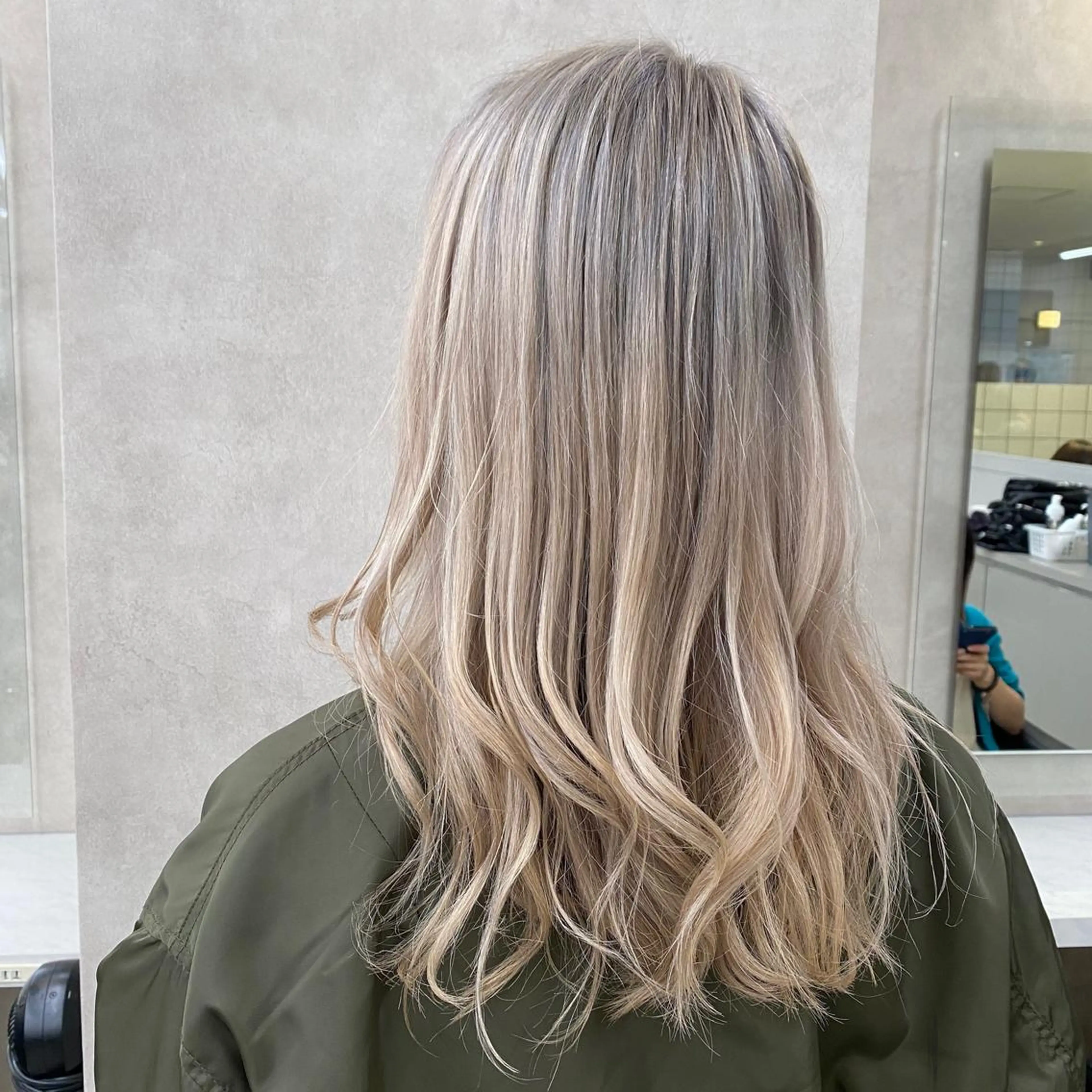 セミロング カラー ヘアアレンジ 韓国風ベージュ🤎 赤みなし🌿横浜🤎のヘアスタイル