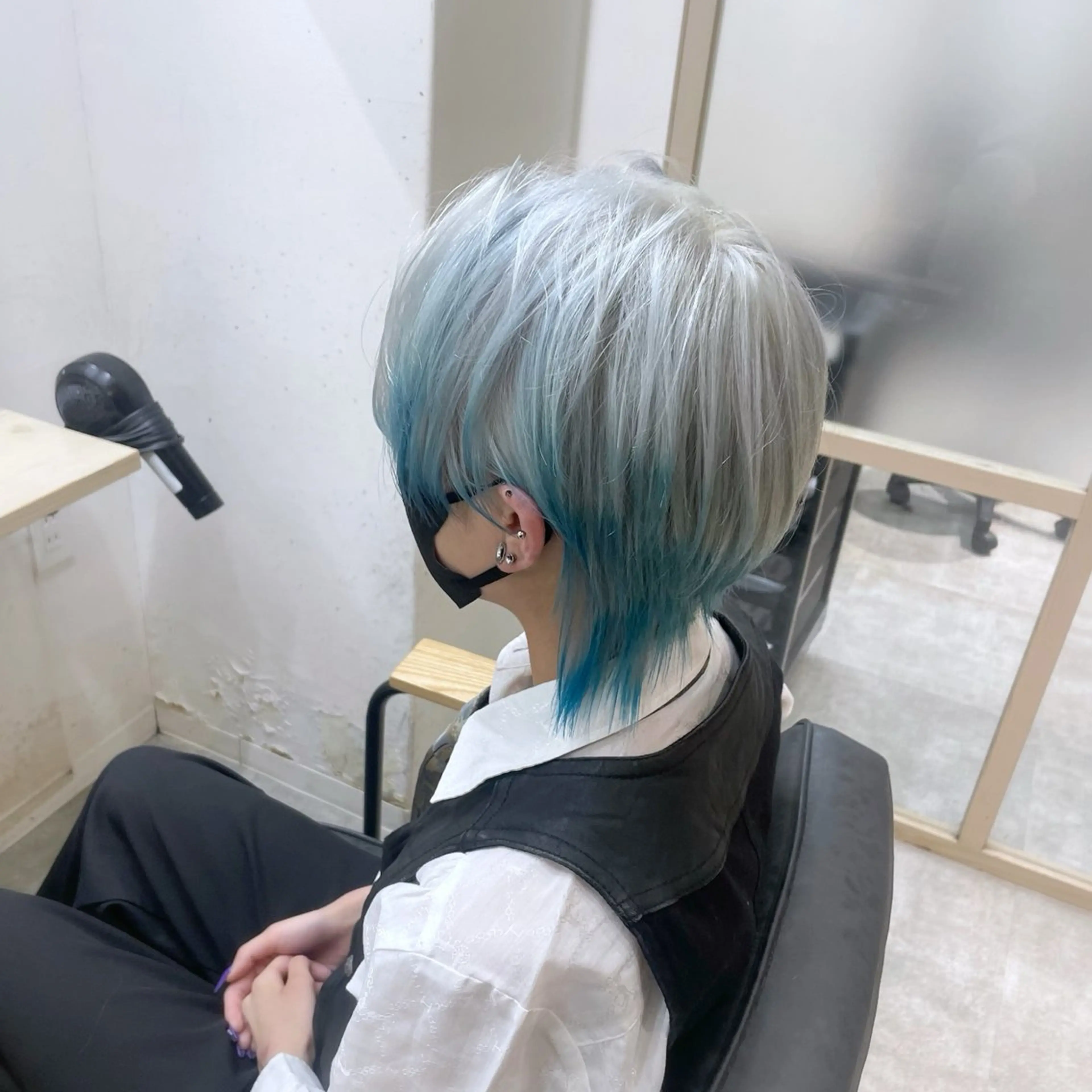 ミディアム カラー ブルーカラー デザインカラー EMANON新宿南口所属・🦄中性ウルフ ☁️Shiori🦄のヘアスタイル