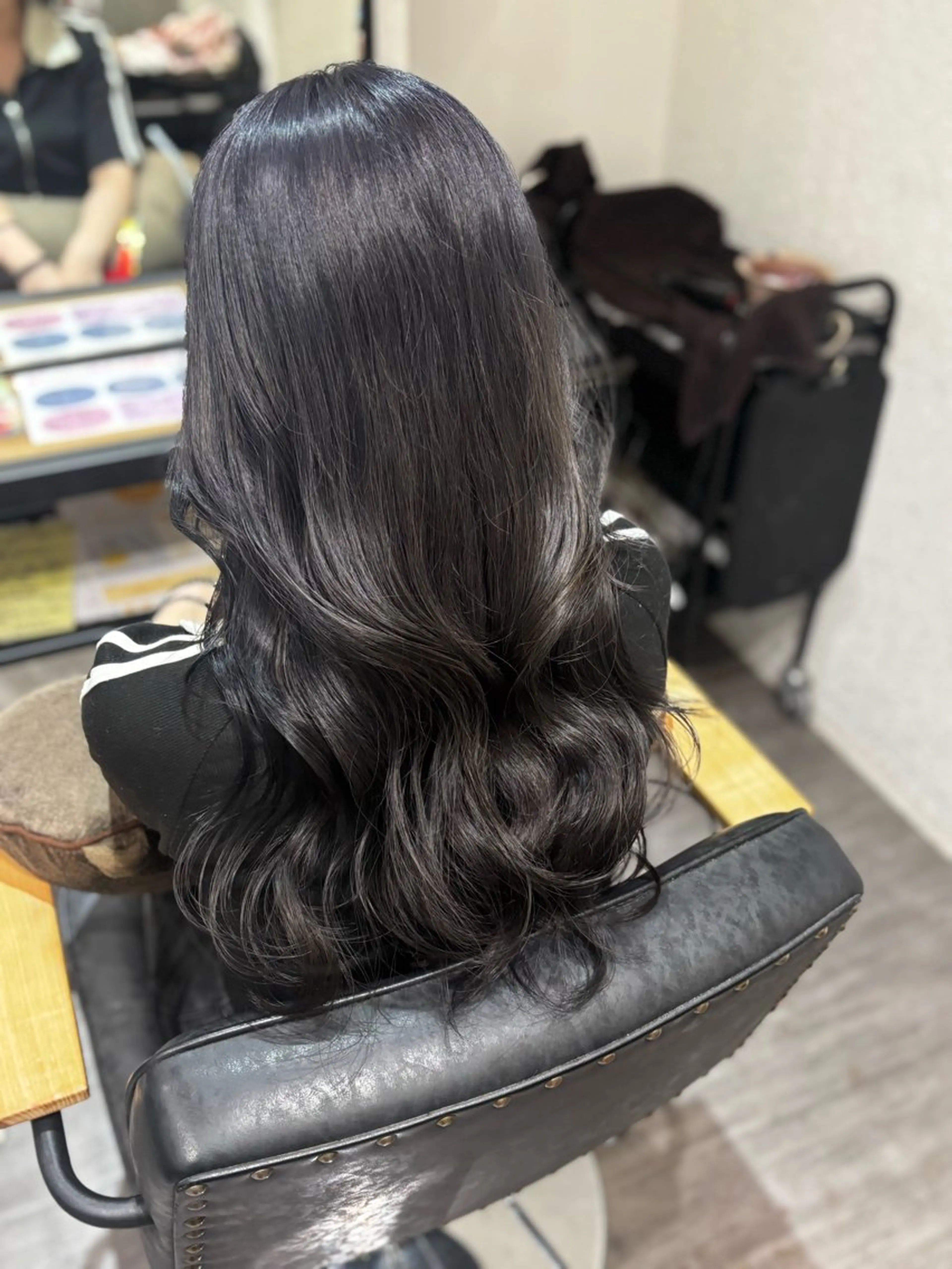 セミロング カラー 黒髪 ブリーチ ブルーカラー ブルーブラック カット ヘアカラー トリートメント cocotte宜喜 弘希のヘアスタイル