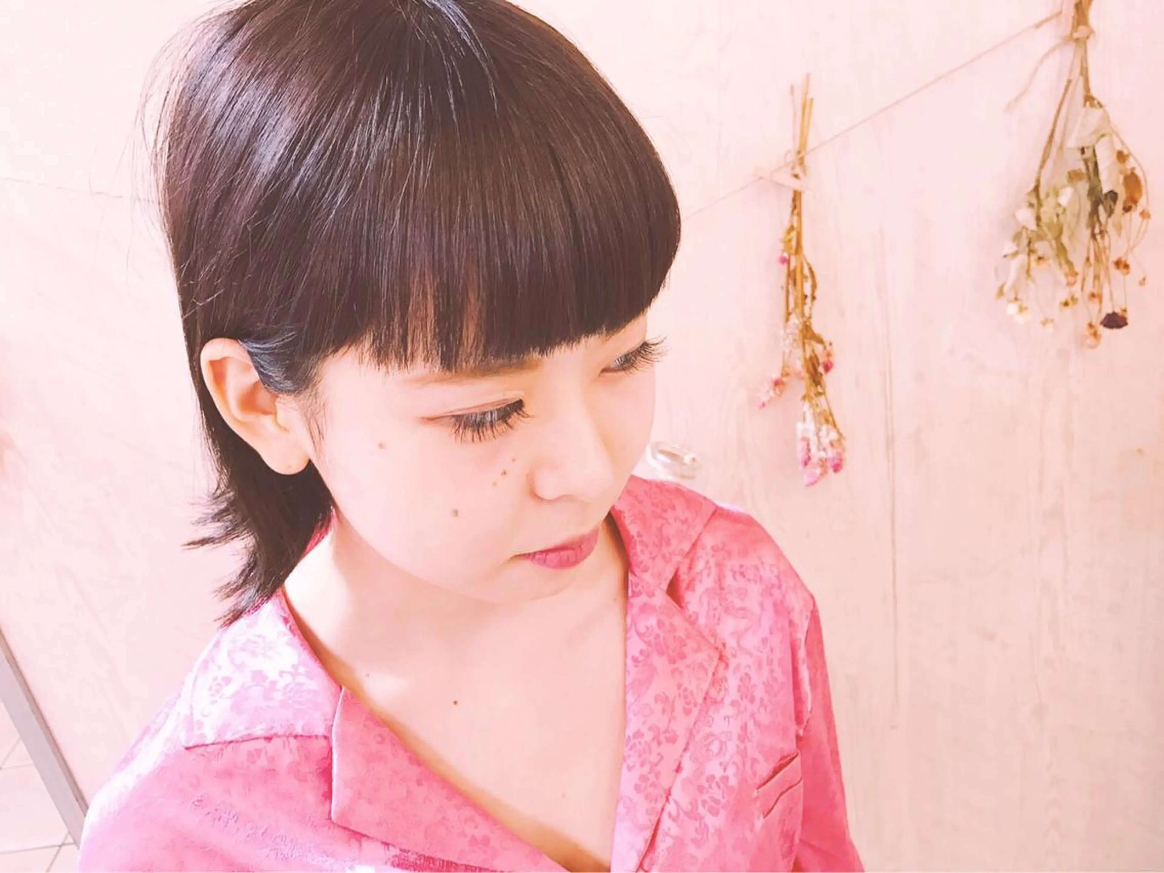 ショート カラー アッシュ イルミナカラー ピンクカラー 外ハネヘア 久保 敏之のヘアスタイル