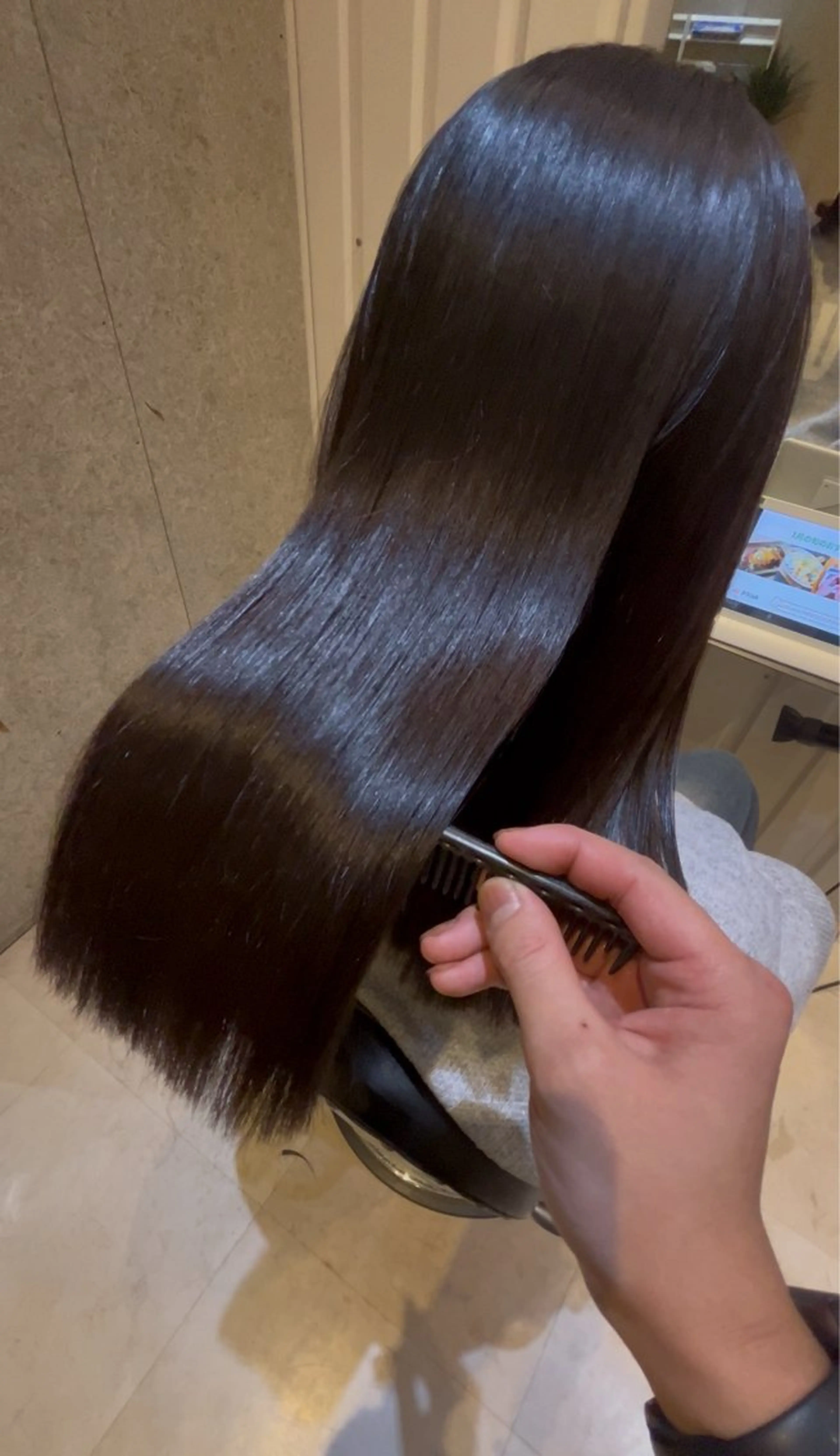 『ダメージレスで綺麗に✨️』顔周りカット✂️➕リタッチ縮毛矯正➕ベーストリートメント🫧の写真