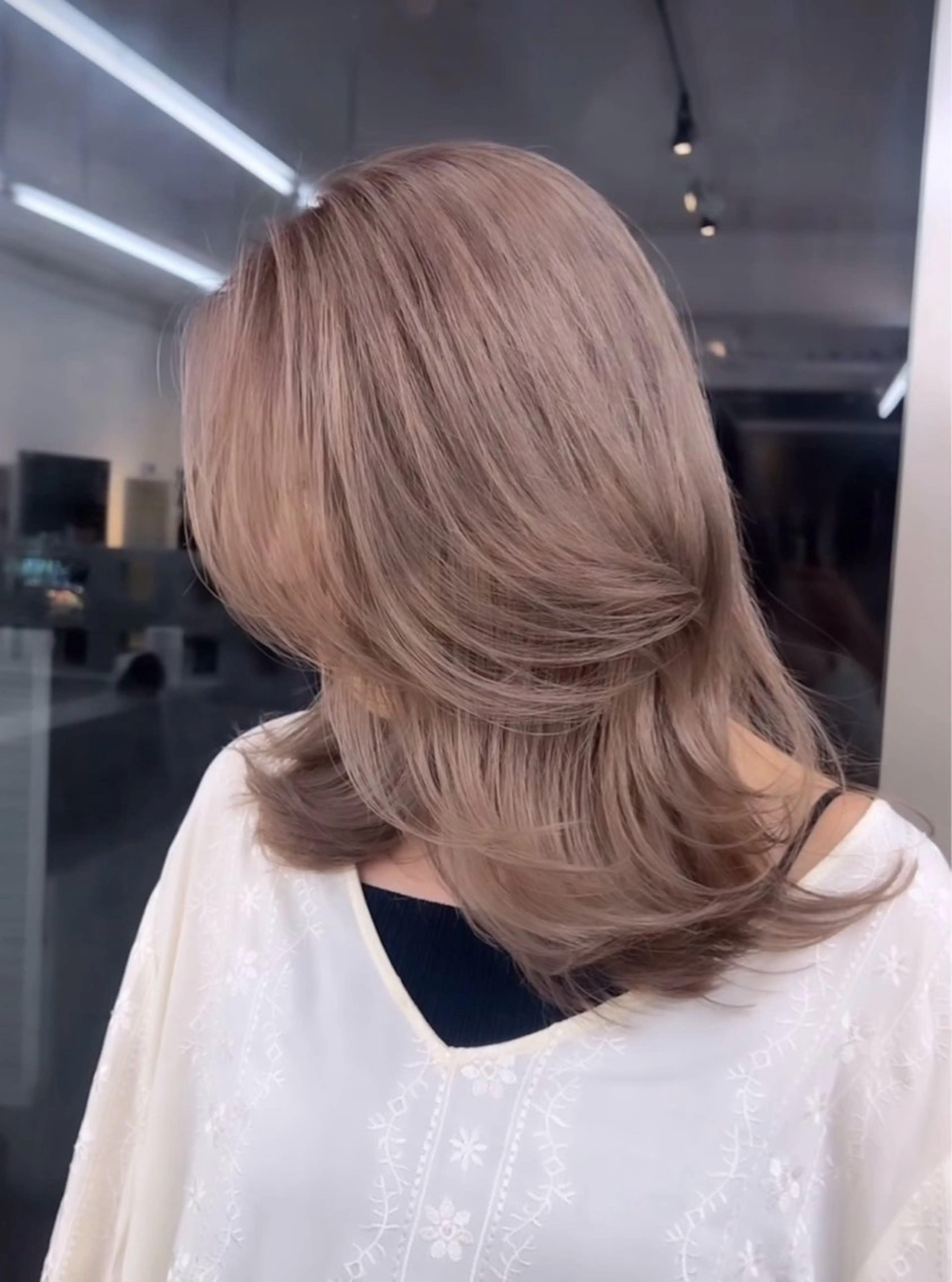 ミディアム カラー ブリーチ nok所属・レイヤー/ベージュ/ どますず🌺のヘアスタイル