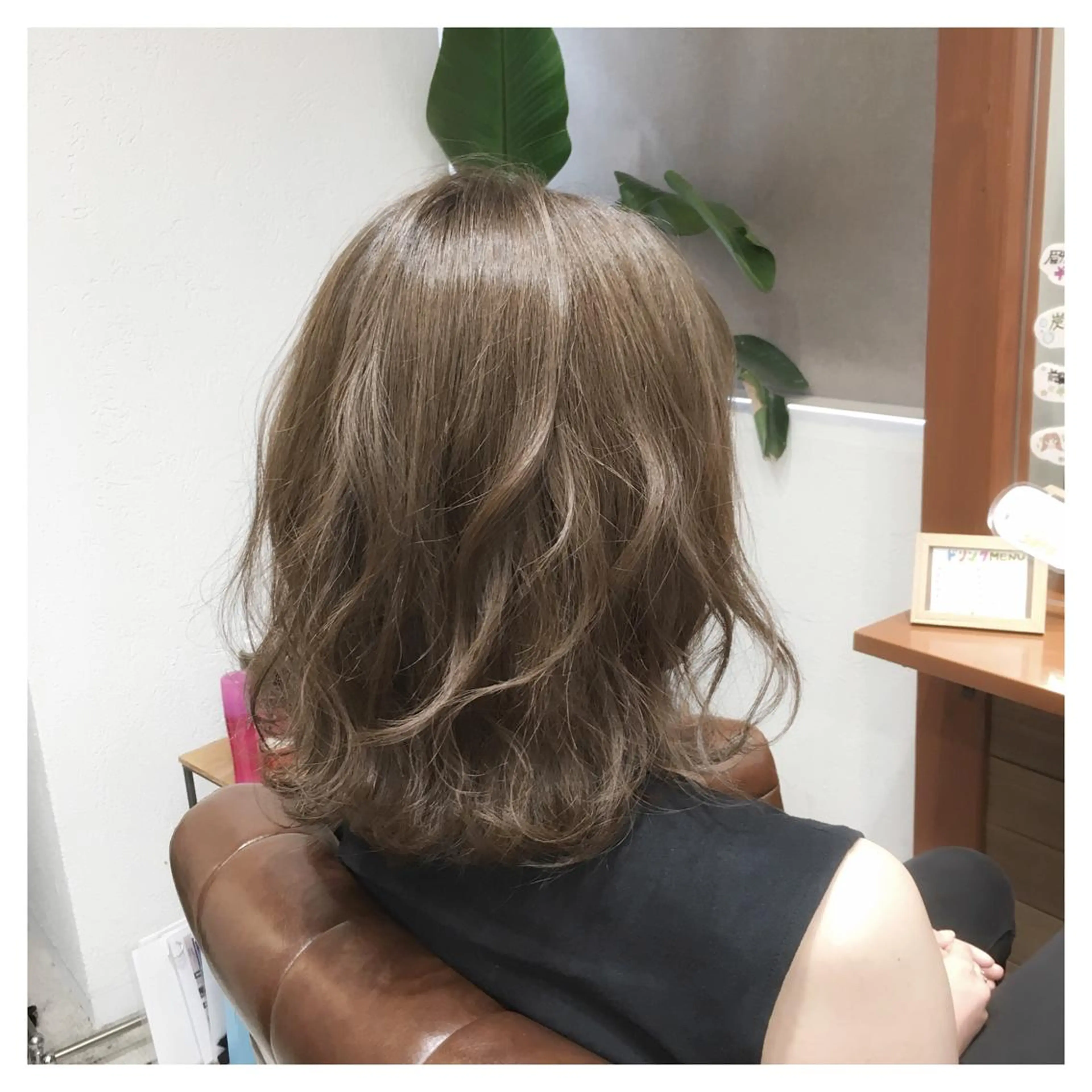 ミディアム カラー biscohair 髪にドラマを。のヘアスタイル