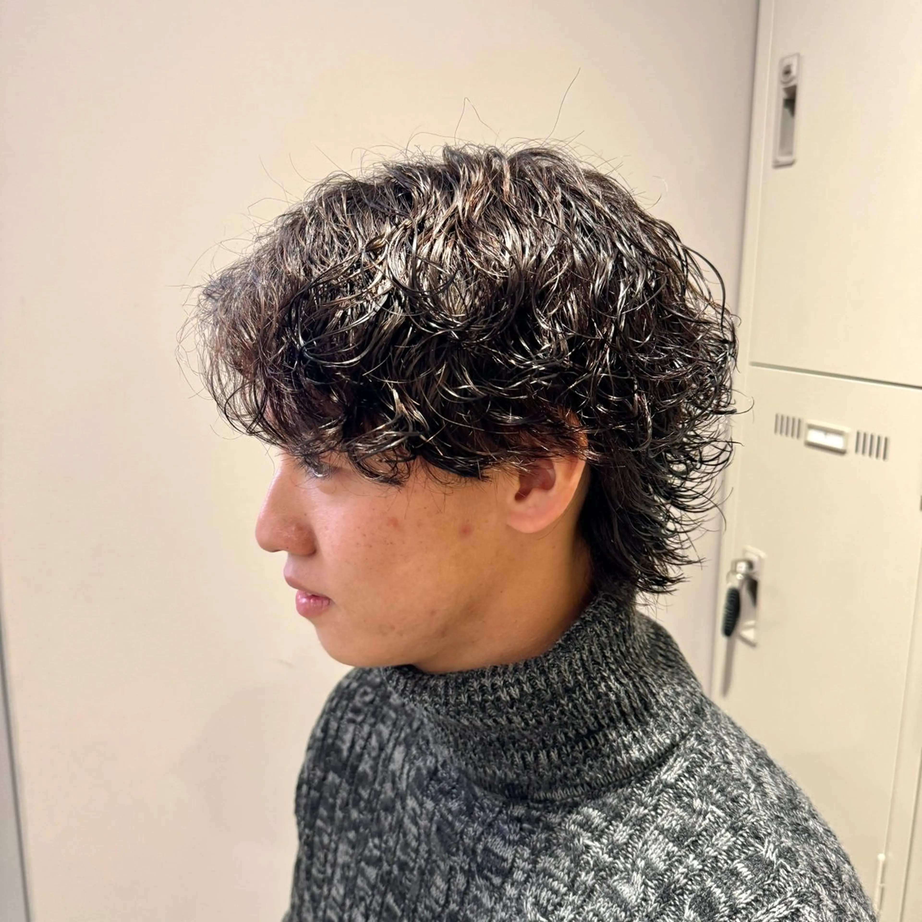 ショート パーマ ヘアアレンジ メンズ メンズパーマ 波巻きパーマ 艶カラー の達人のヘアスタイル