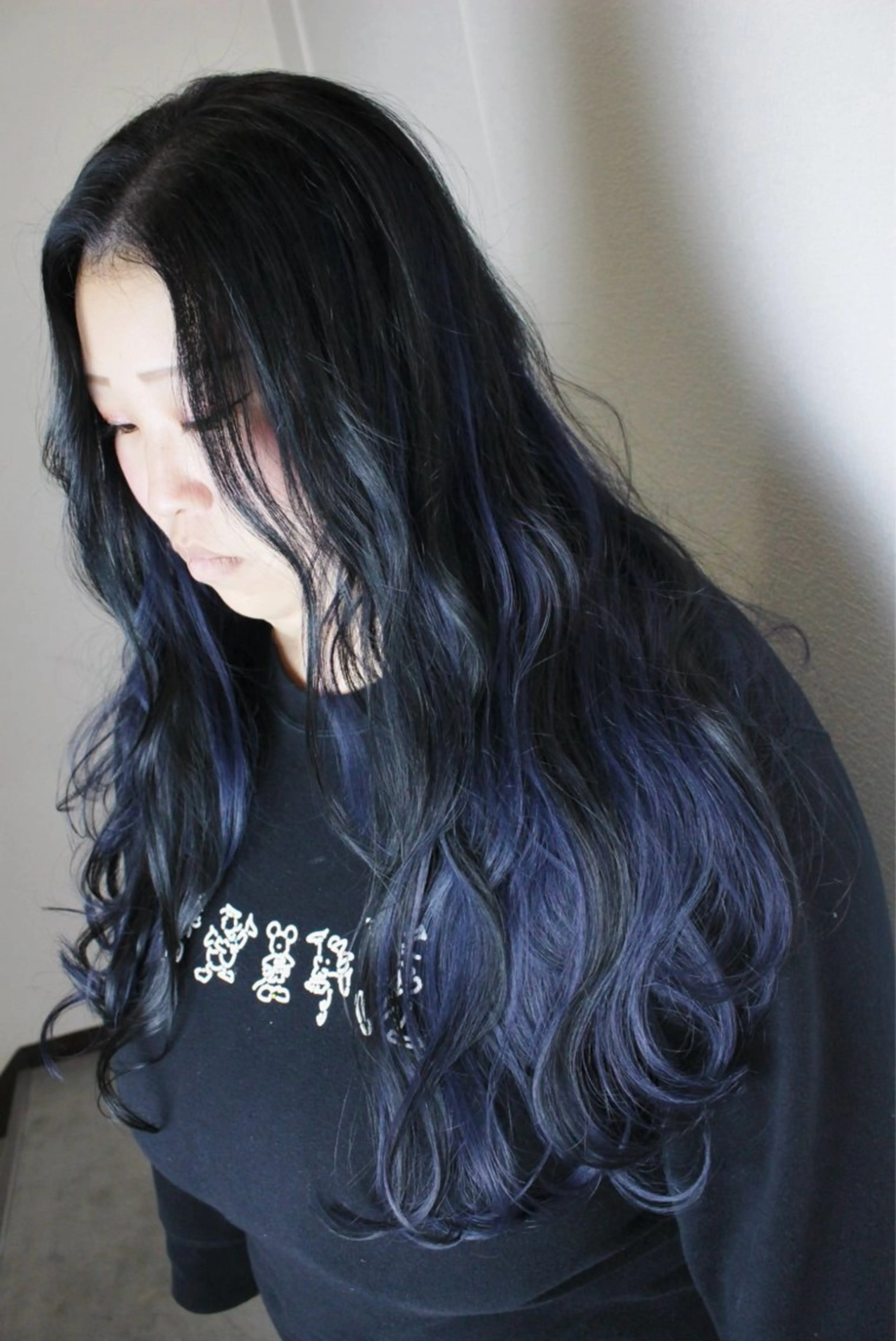 ロング カラー アッシュ アッシュブラック 黒髪 ブルーカラー インナーカラー ヘアカラー 土居 正季のヘアスタイル