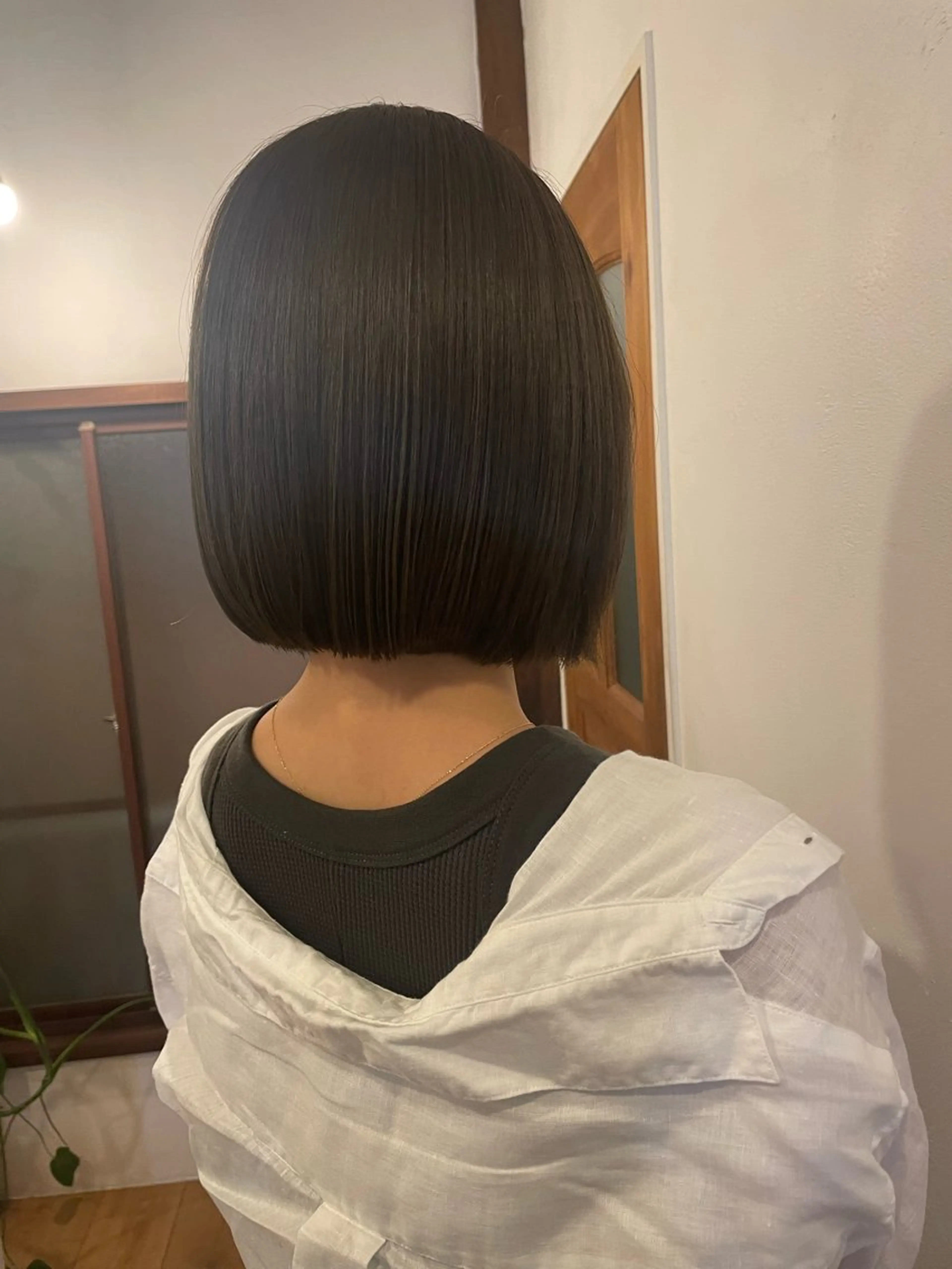 ショート カラー ベージュカラー オリーブベージュ momoka ［pejite]のヘアスタイル