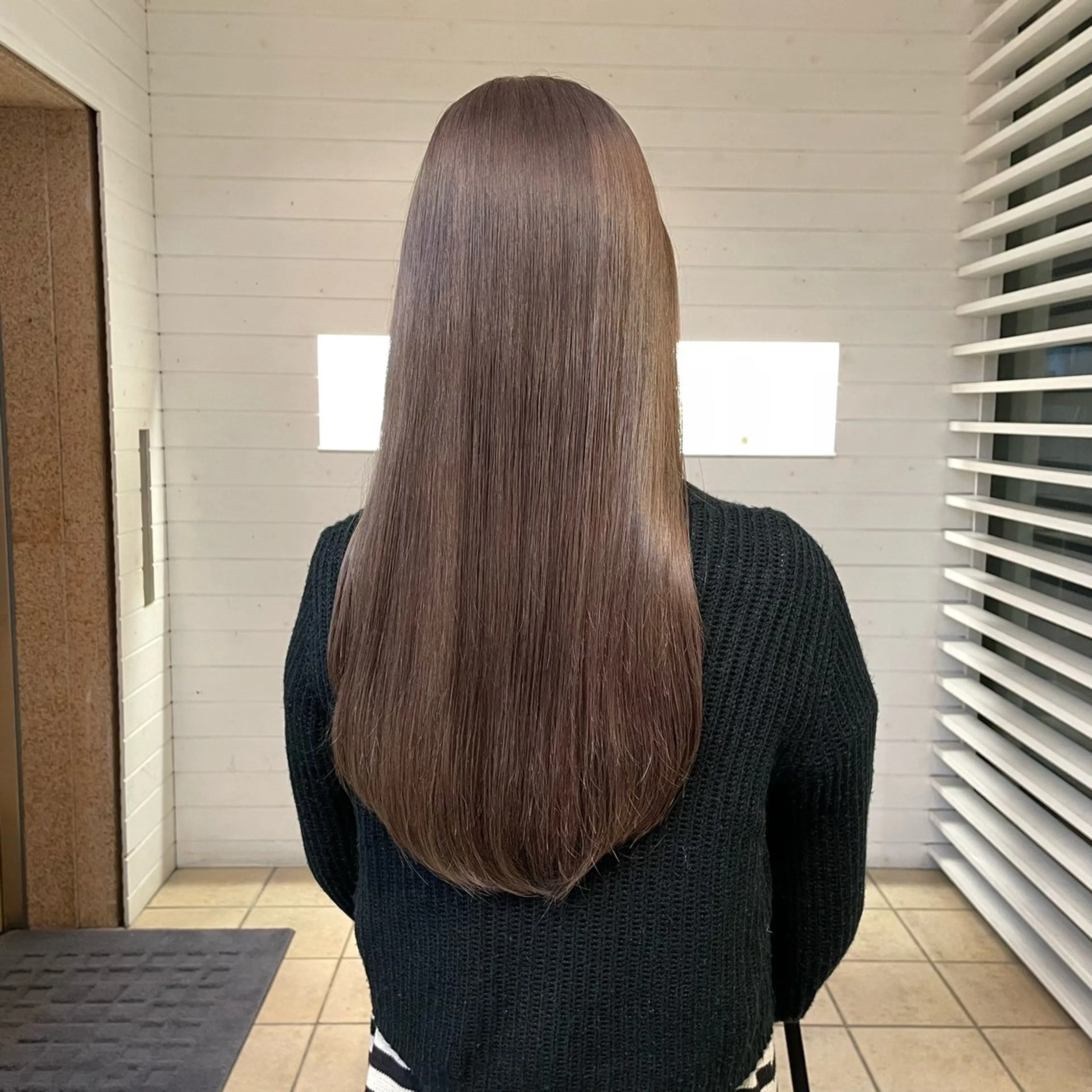 ロング カラー mina / 透明感ベージュカラーのヘアスタイル