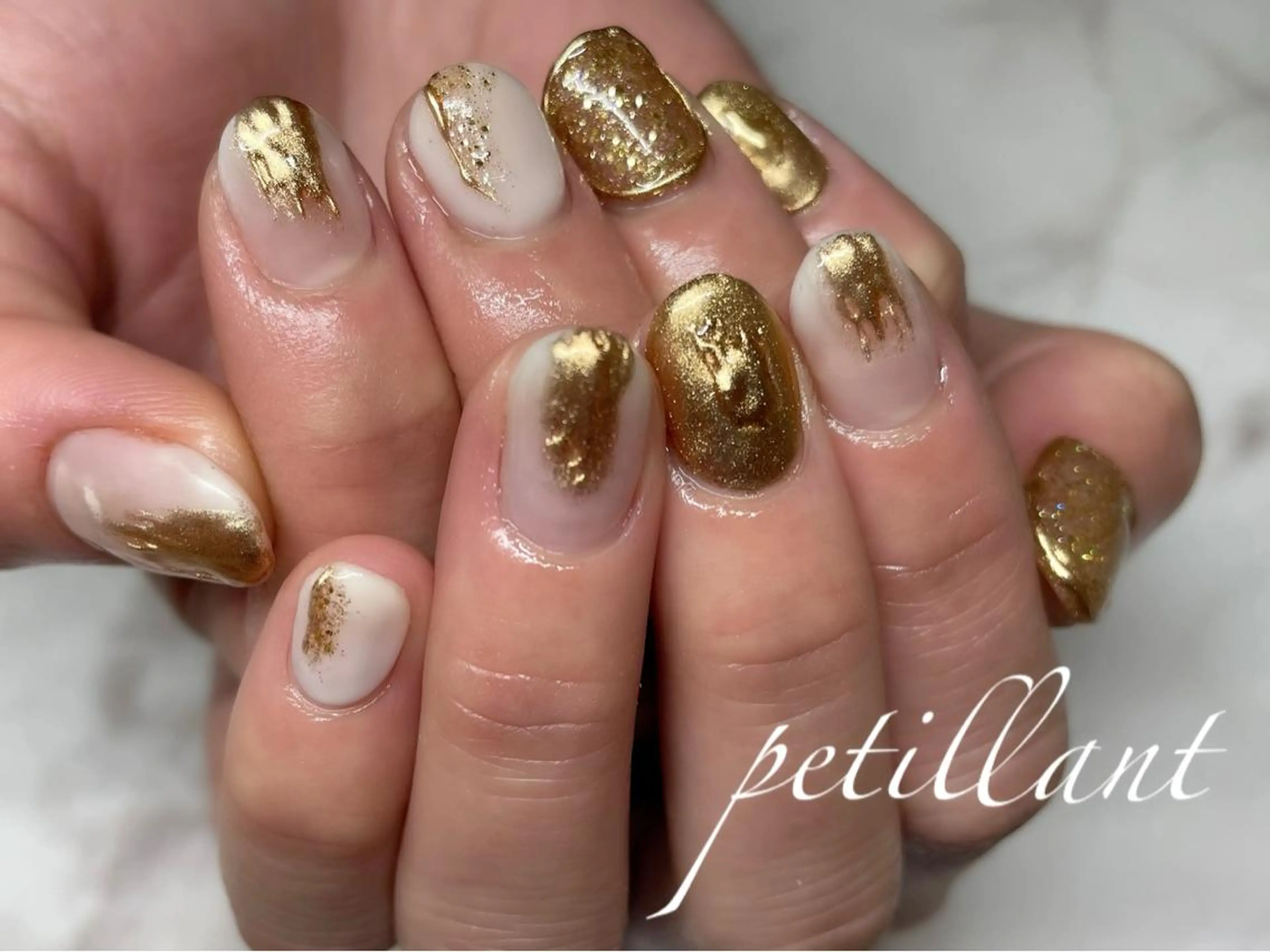 ネイル アートネイル ゴールド ニュアンスネイル ホワイト ハンドネイル ハンドケア petillant所属・nail salon petillantのネイルデザイン