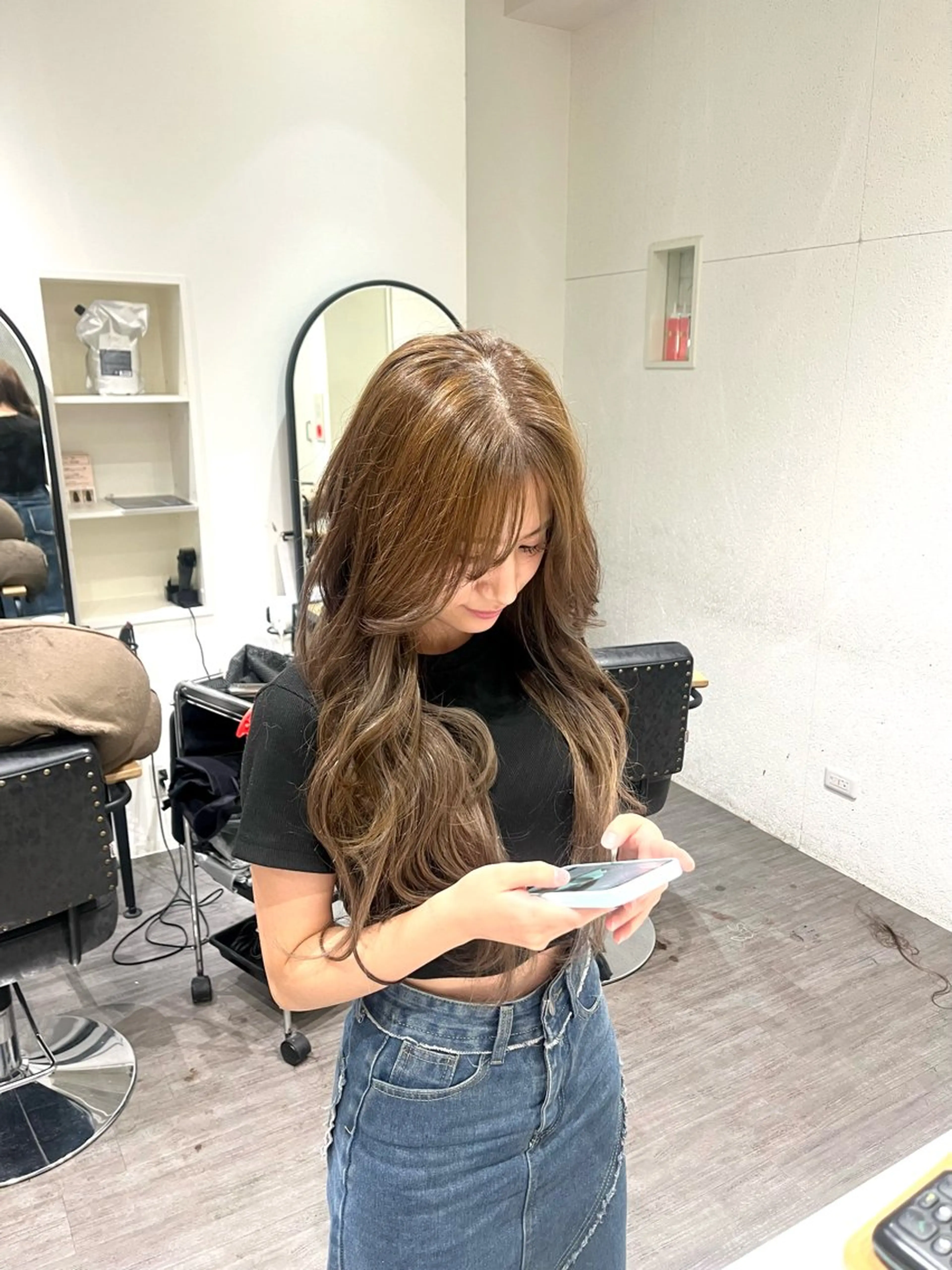 ロング カラー ベージュカラー ブリーチ ミルクティーベージュ ブリーチなしカラー cocotte🫧 絹村 琴美のヘアスタイル