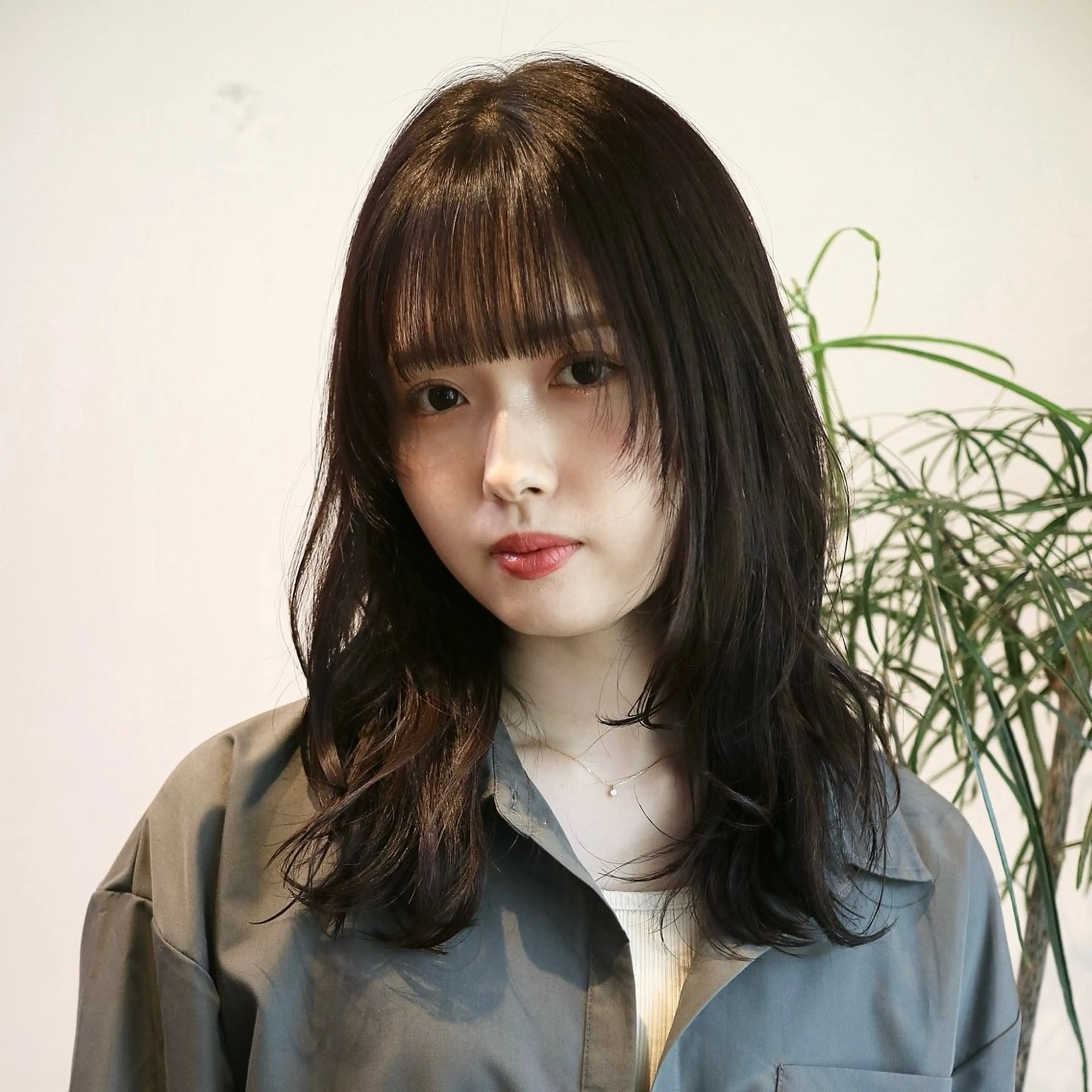 ミディアム カラー ミディアムレイヤー レイヤーカット カット ヘアカラー トリートメント mina / 透明感ベージュカラーのヘアスタイル