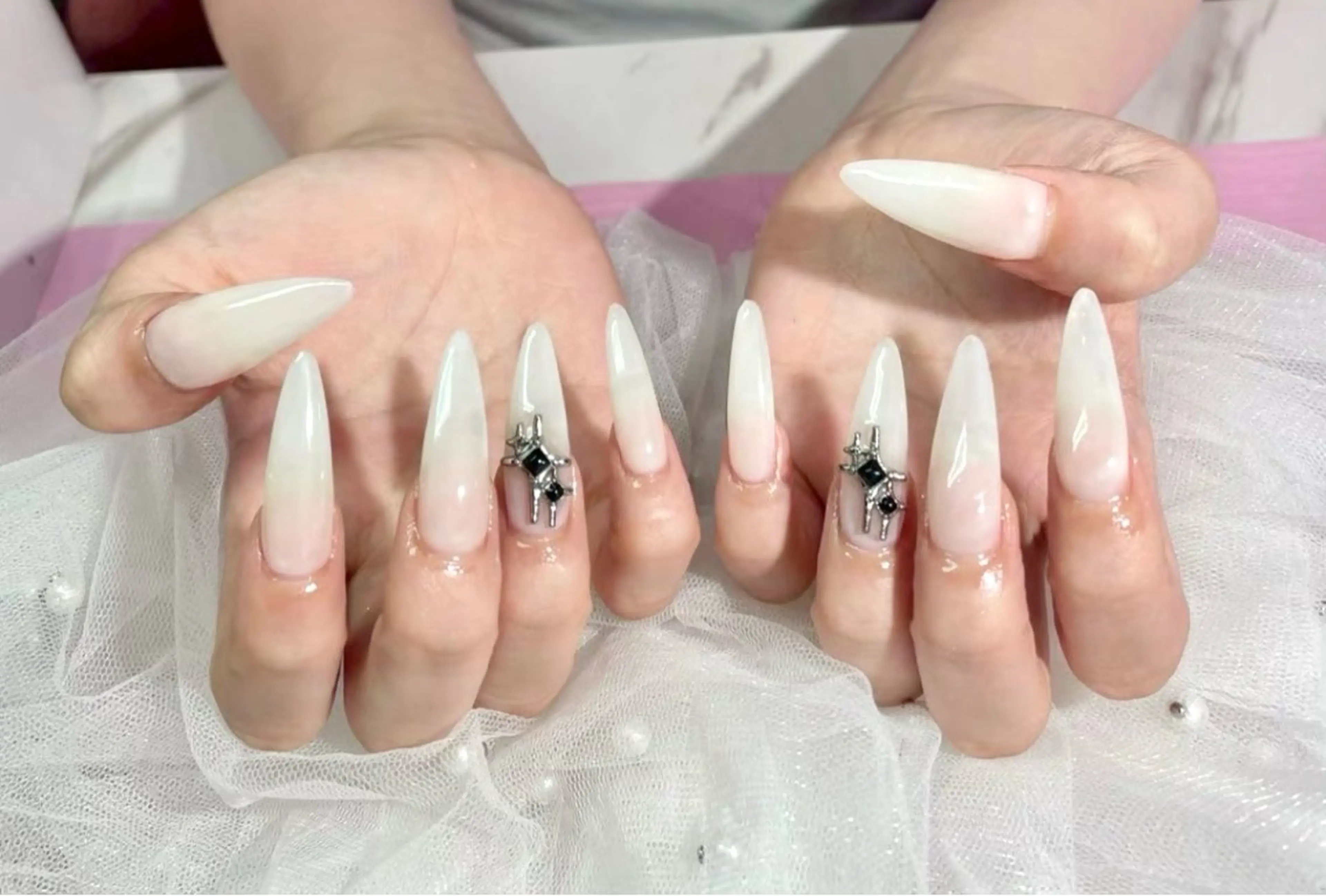 ネイル 長さ出し ネイルチップ Lowé所属・Lowé みるくのネイルデザイン