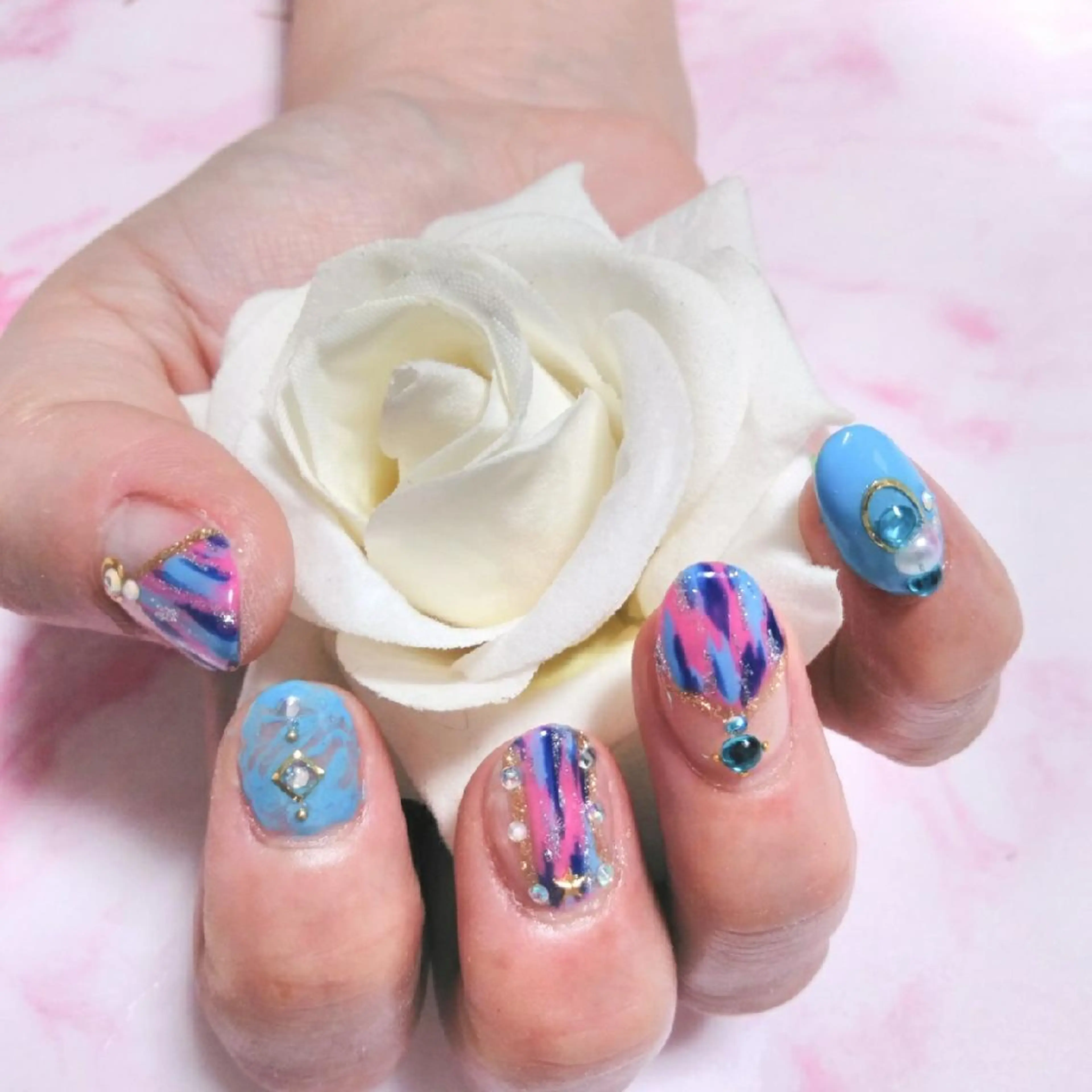 ネイル エステとネイル ローズコンフォートのネイルデザイン