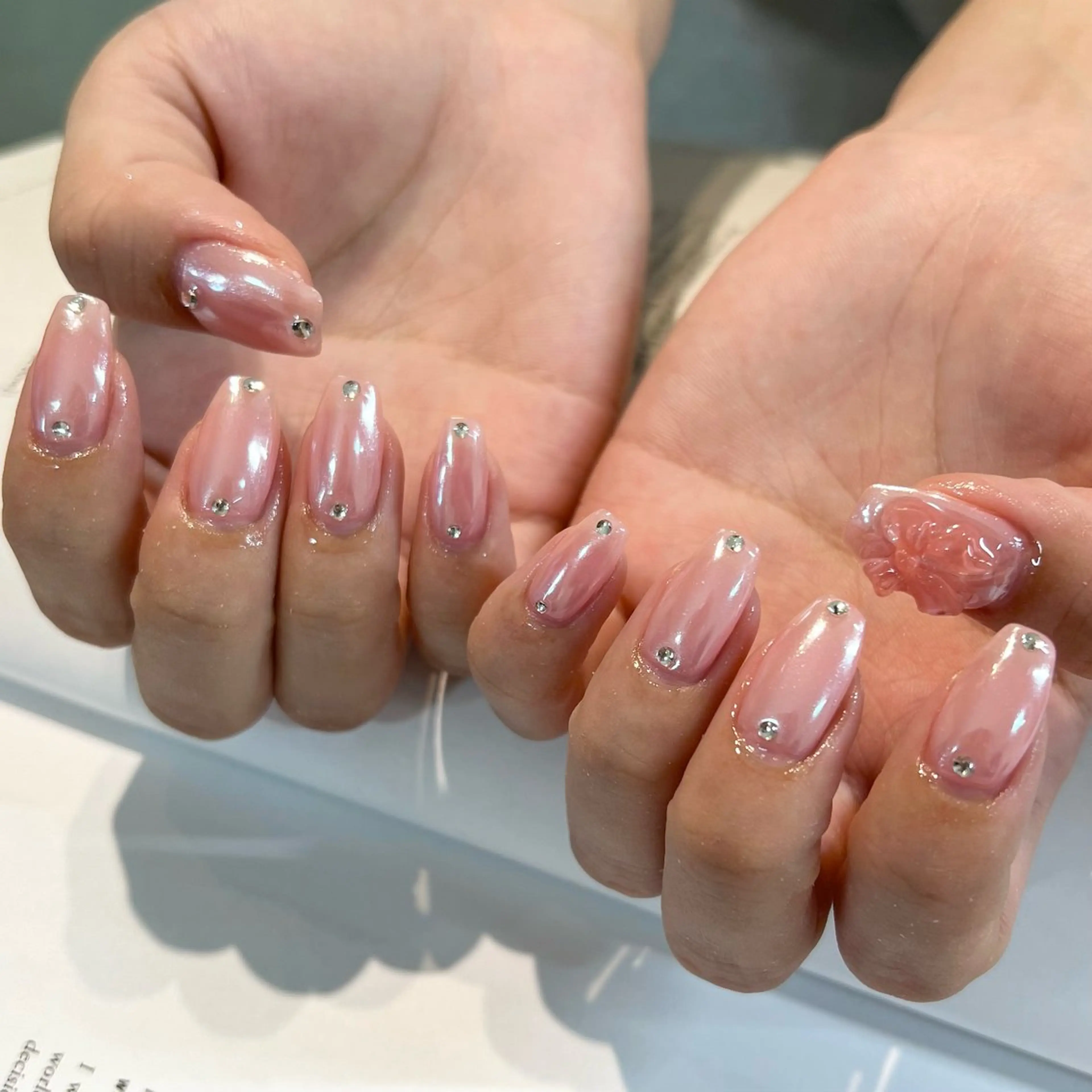 ネイル リボン ホワイト ハンドネイル sio.nail&eyebrow salon shimokitazawa2号店所属・nailist mana𖤐´-のネイルデザイン