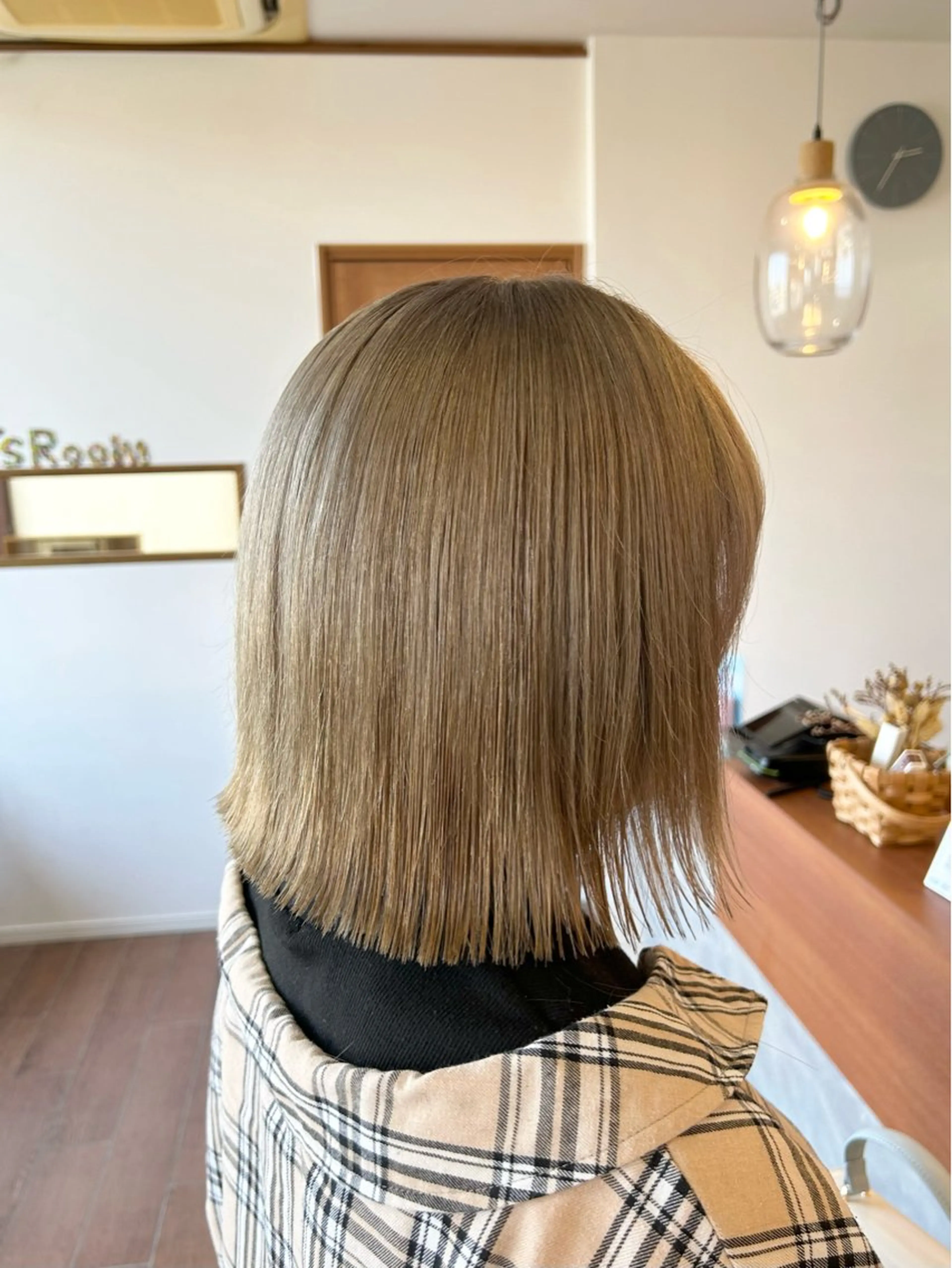 ミディアム カラー 切りっぱなしボブ ベージュカラー ブリーチ ハイトーンカラー ミルクティーベージュ トップスタイリスト 林すずかのヘアスタイル