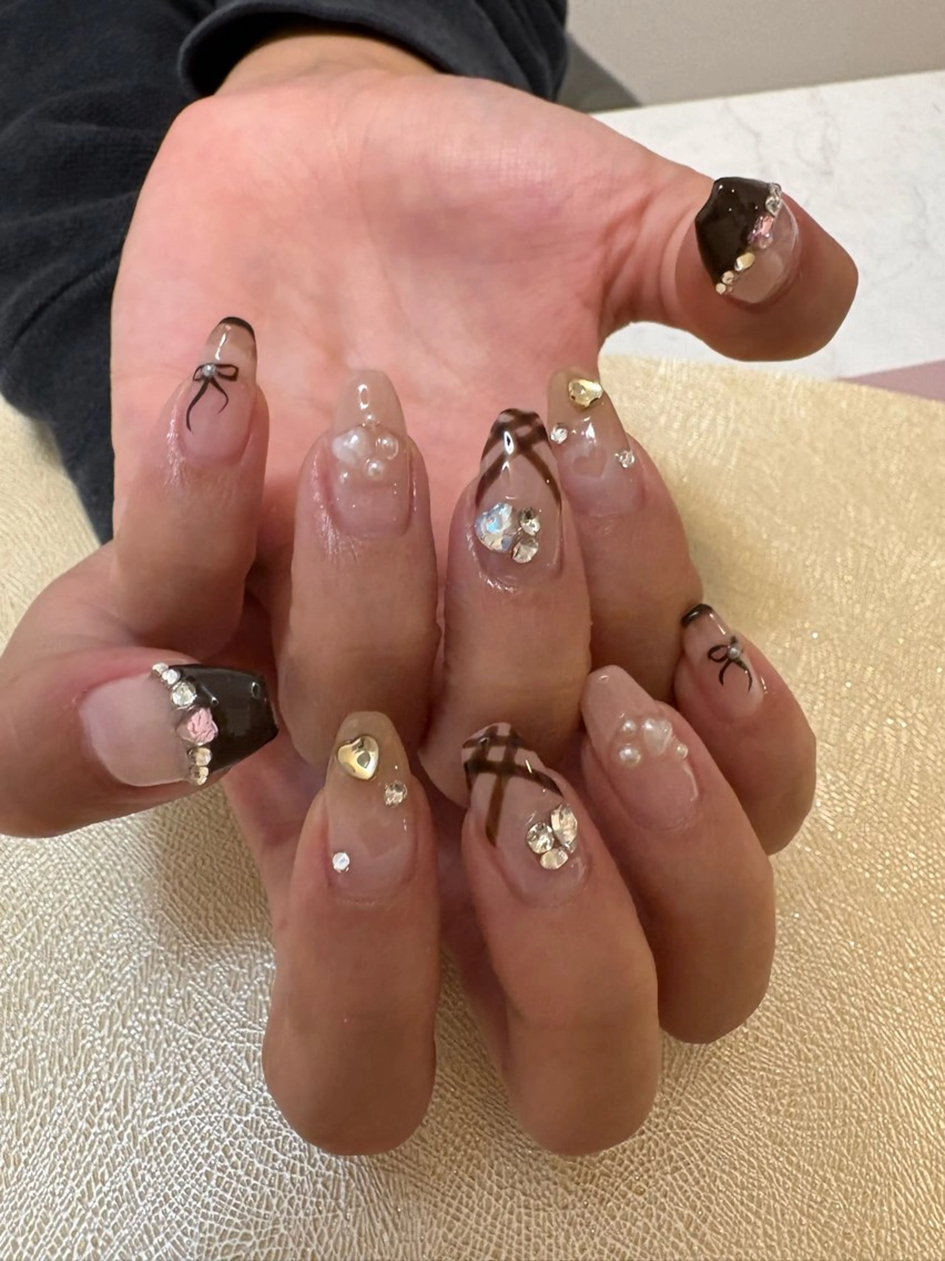 ネイル ブラウン ガーリー ハート ピンク ストーンネイル ハンドネイル ✨韓国✨nail salonLumieのネイルデザイン