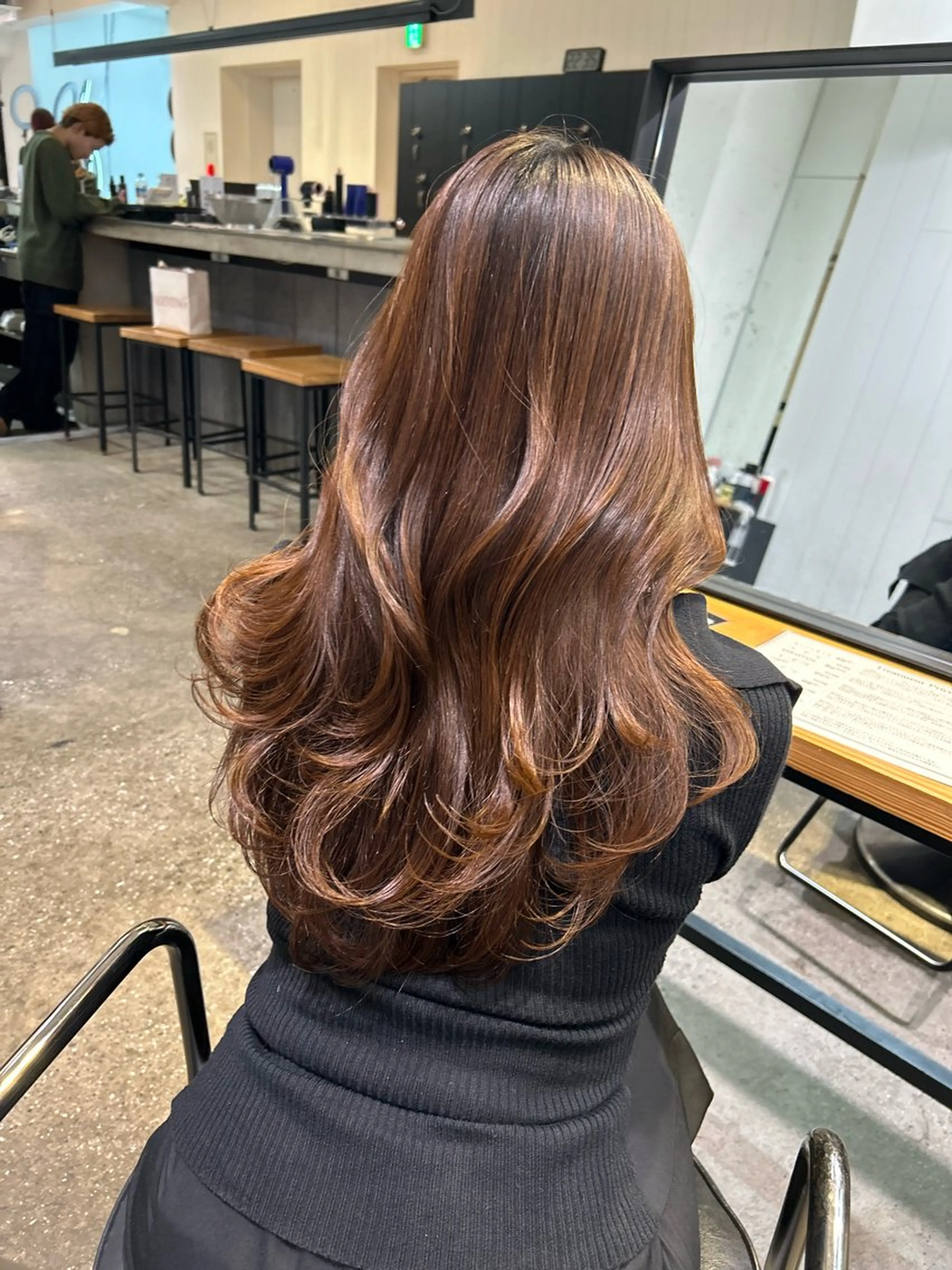 ロング レイヤーカット エミリ / オリーブカラーのヘアスタイル