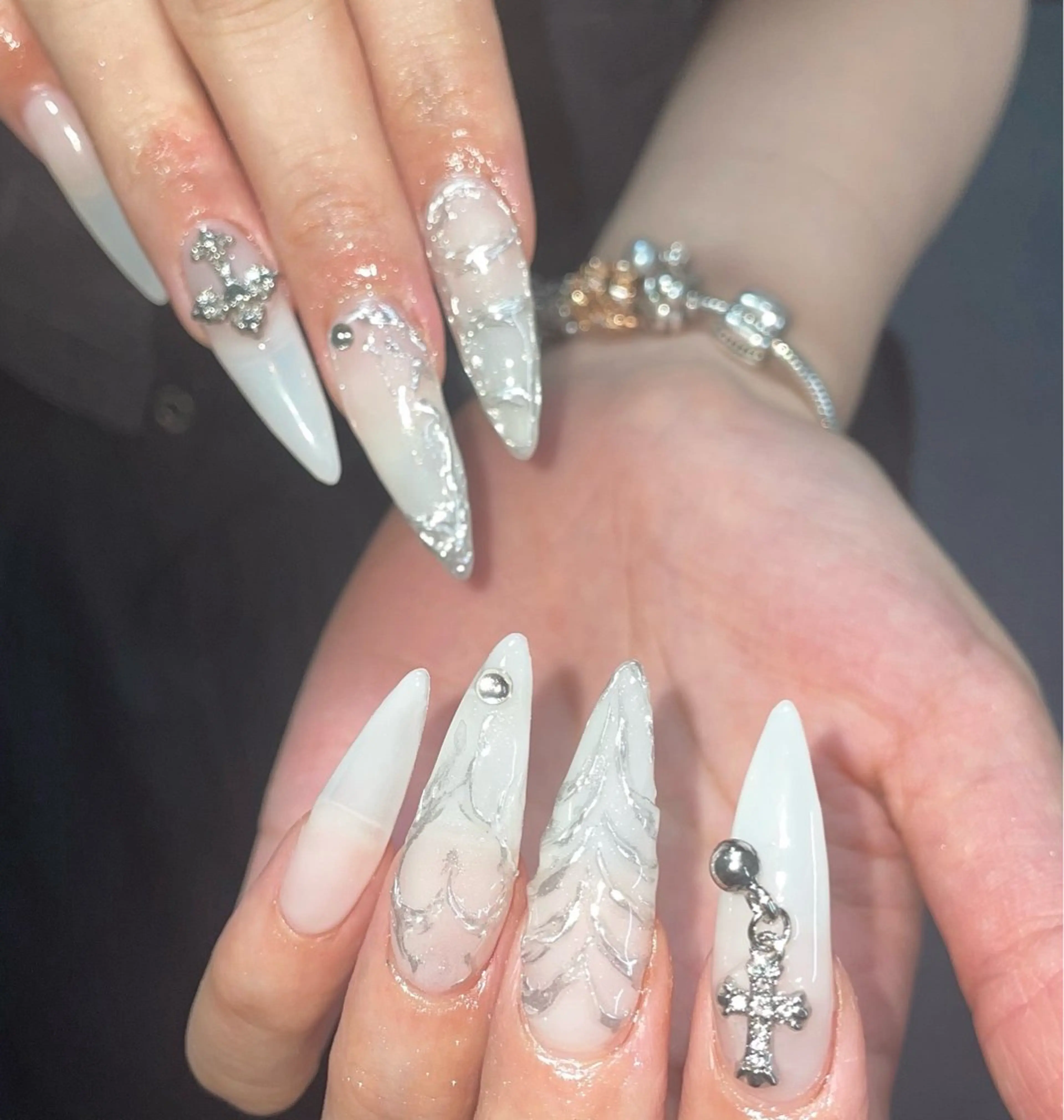 ネイル アートネイル ロングネイル ミラーネイル シルバー ハンドネイル ハンドケア 🎀NAIL🎀 AI🪄︎︎◝✩のネイルデザイン