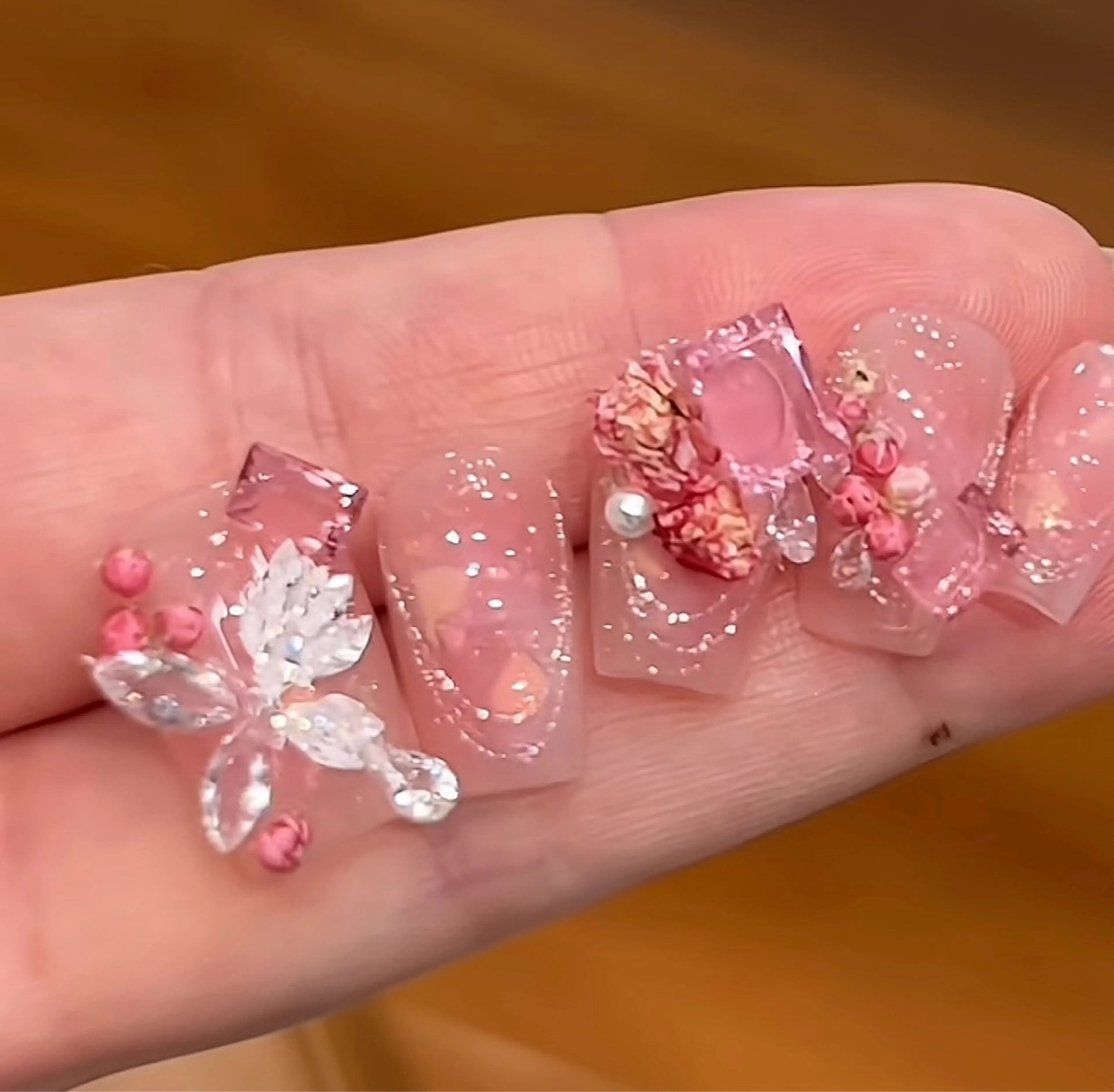 ネイル アートネイル オーロラネイル ガーリー キラキラネイル 韓国ネイル ハンドネイル nail salon U所属・日向 あゆみのネイルデザイン